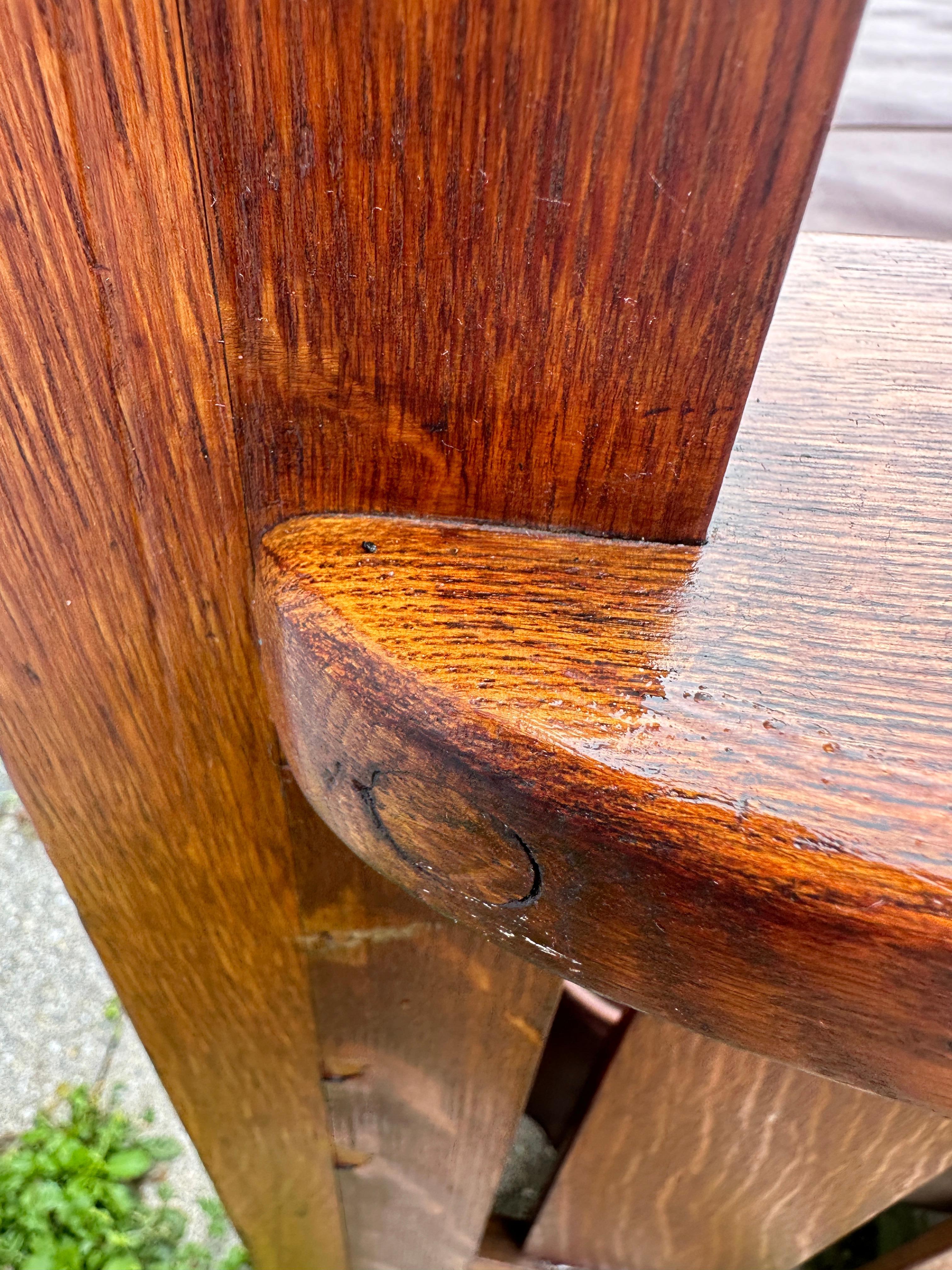 Si tratta di un raro esemplare antico di Model 569 di Charles Limbert in condizioni incontaminate.  Il pezzo ha una grande sezione di Oak, con sedile a molla originale, e la pelle marrone originale. Questo sedile era noto per essere il migliore