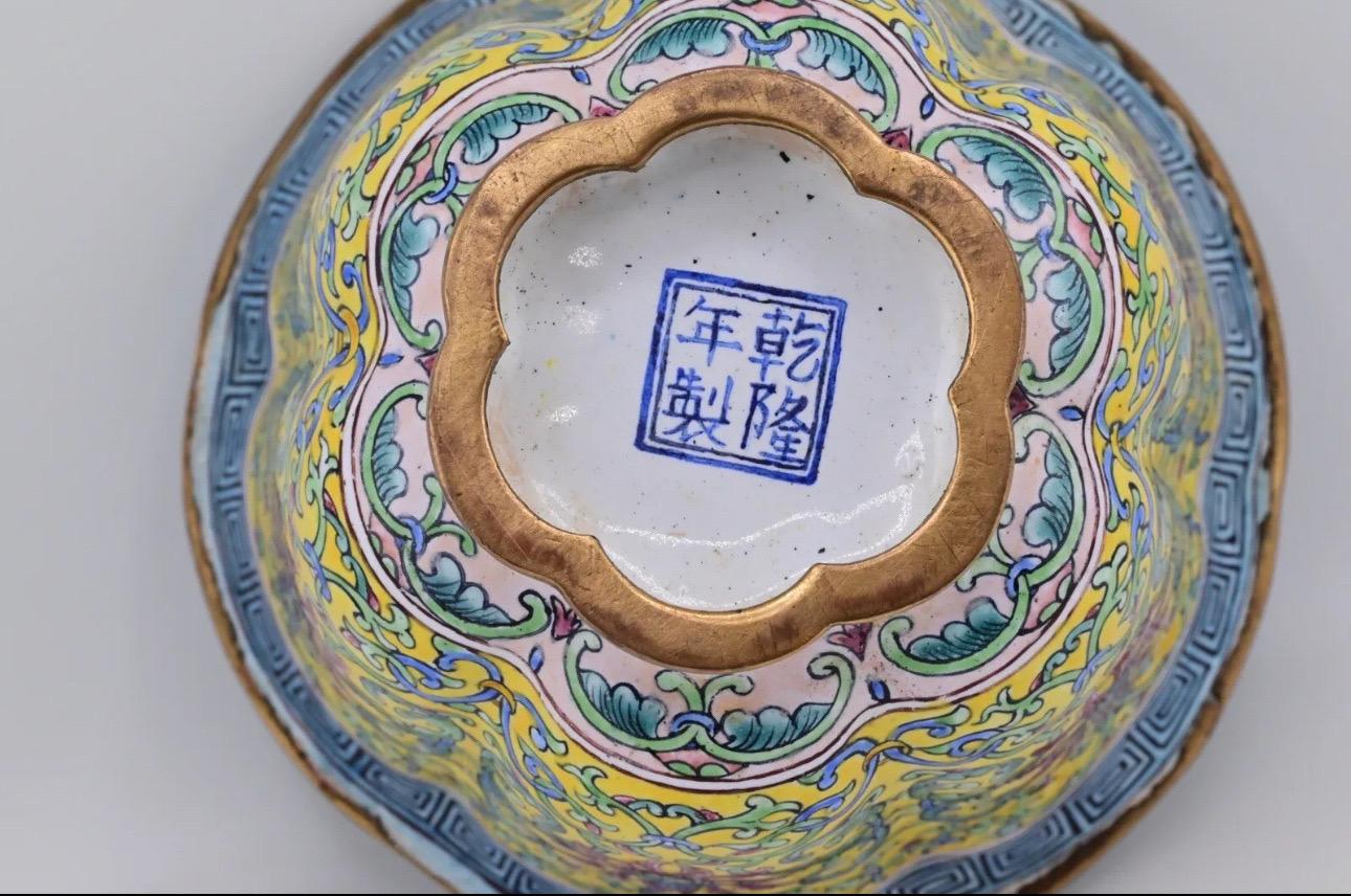 XIXe siècle Superbe coupe chinoise ancienne en émail de Canton avec une marque à 4 caractères en vente