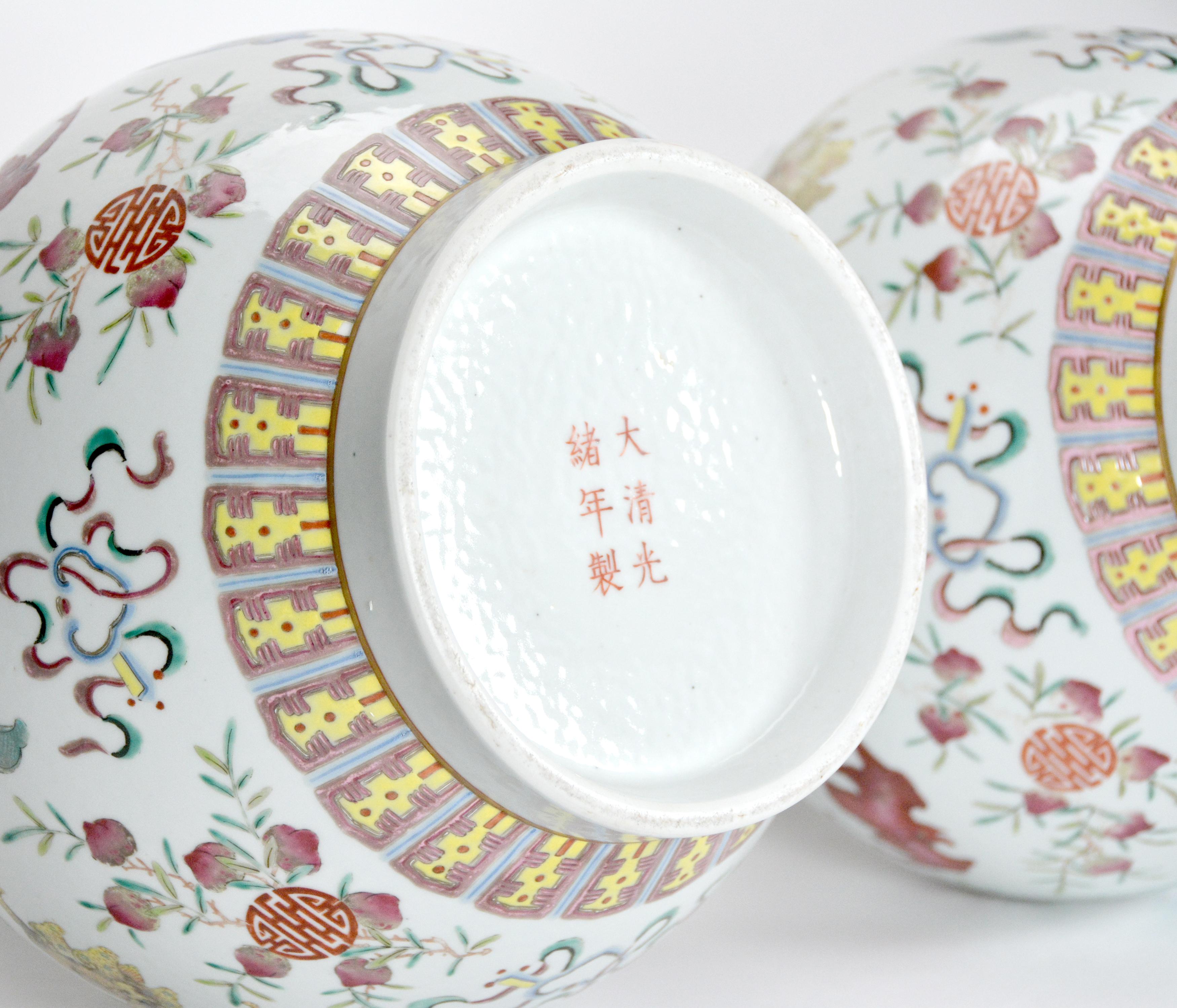 Superbe vase globulaire en porcelaine de Chine Qing Guangxu avec chauve-souris et fleurs de pêcher en vente 6