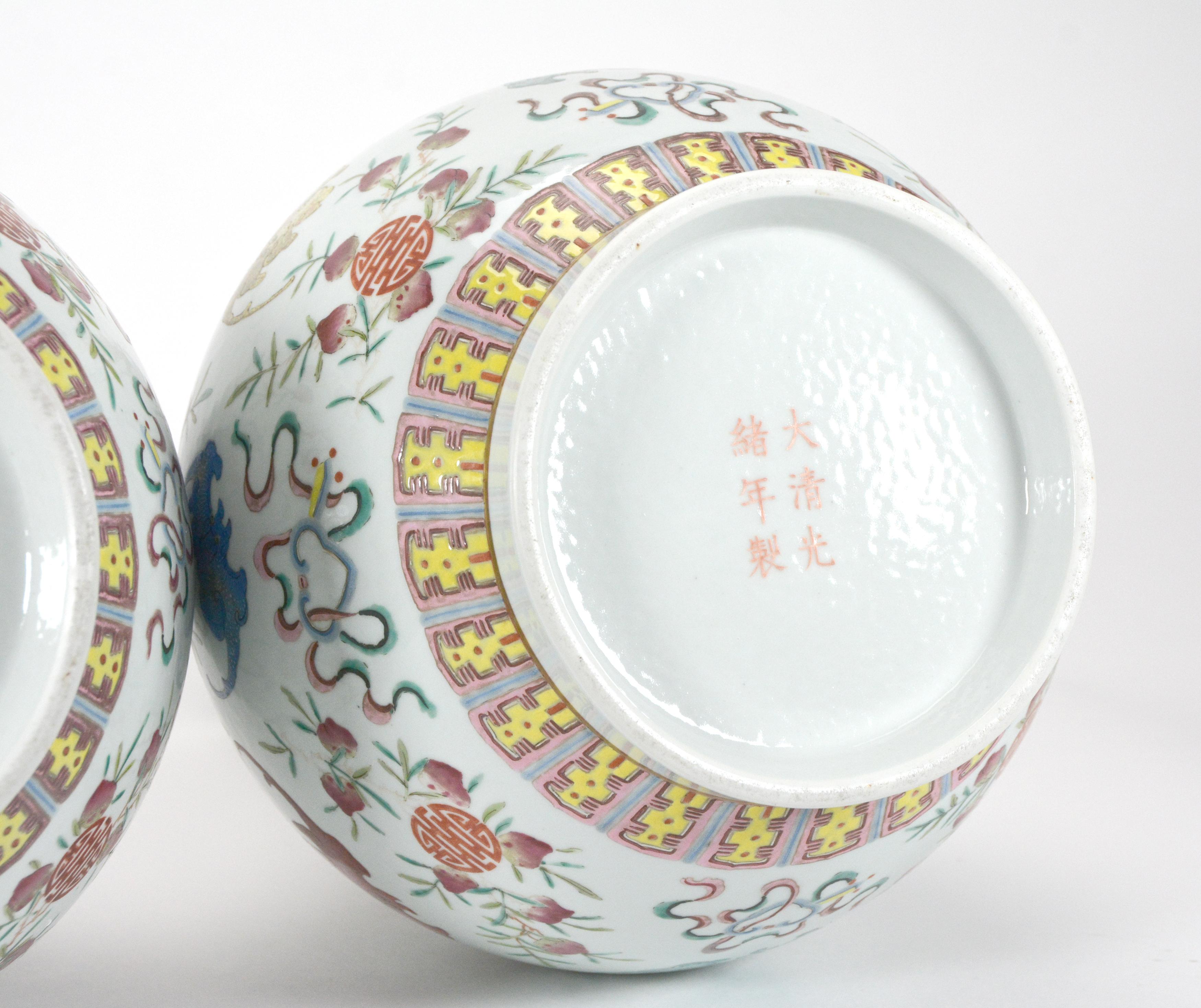 Superbe vase globulaire en porcelaine de Chine Qing Guangxu avec chauve-souris et fleurs de pêcher en vente 9