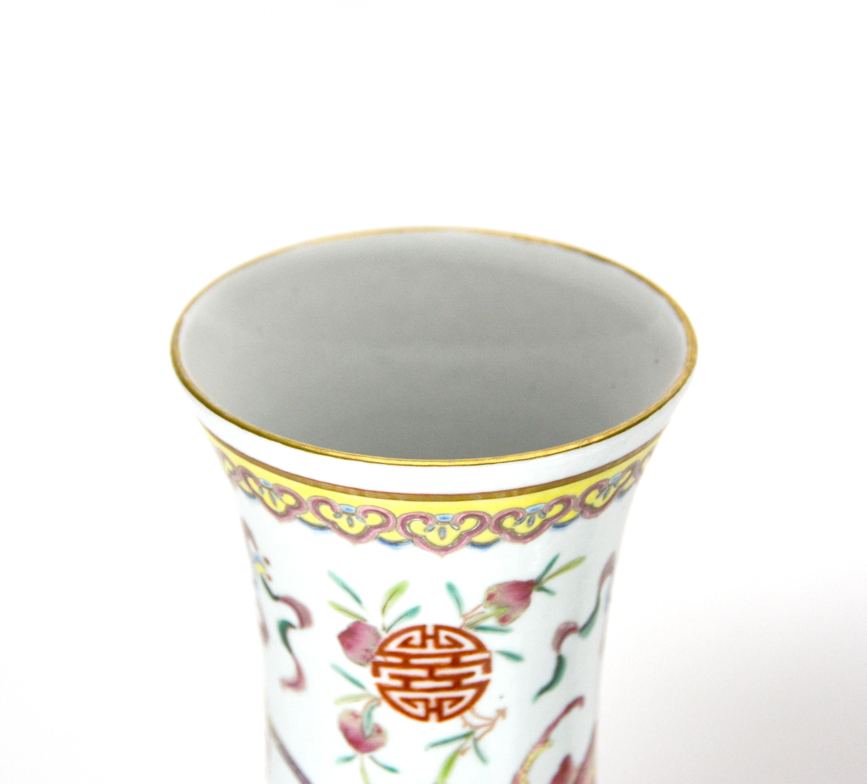 Nous vous proposons un vase chinois en porcelaine globulaire finement peint à la main, datant du début du 20e siècle. Le corps en porcelaine lourde a une forme globulaire élégante et est recouvert d'une épaisse glaçure blanc crème. Le bord supérieur