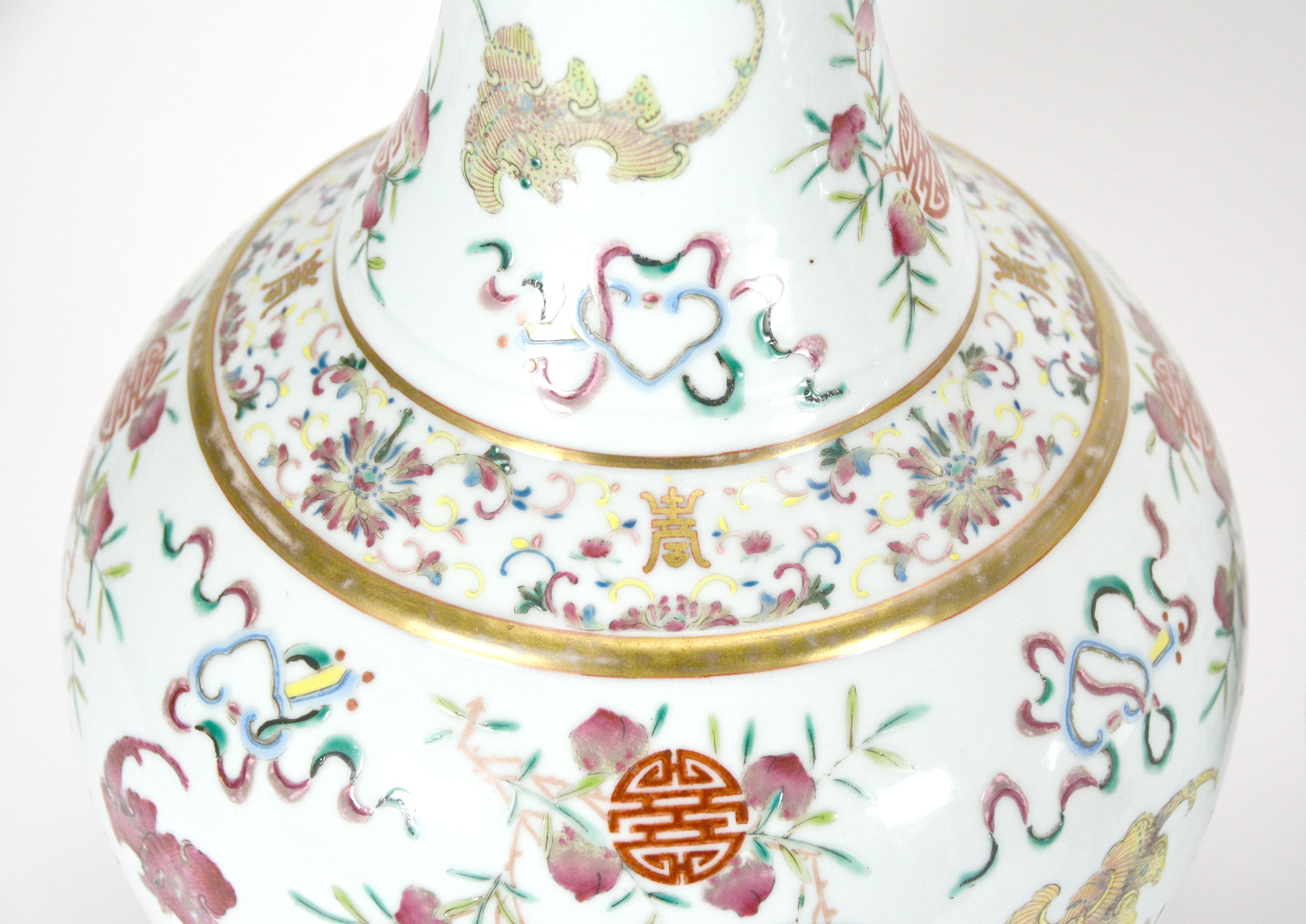 Fait main Superbe vase globulaire en porcelaine de Chine Qing Guangxu avec chauve-souris et fleurs de pêcher en vente