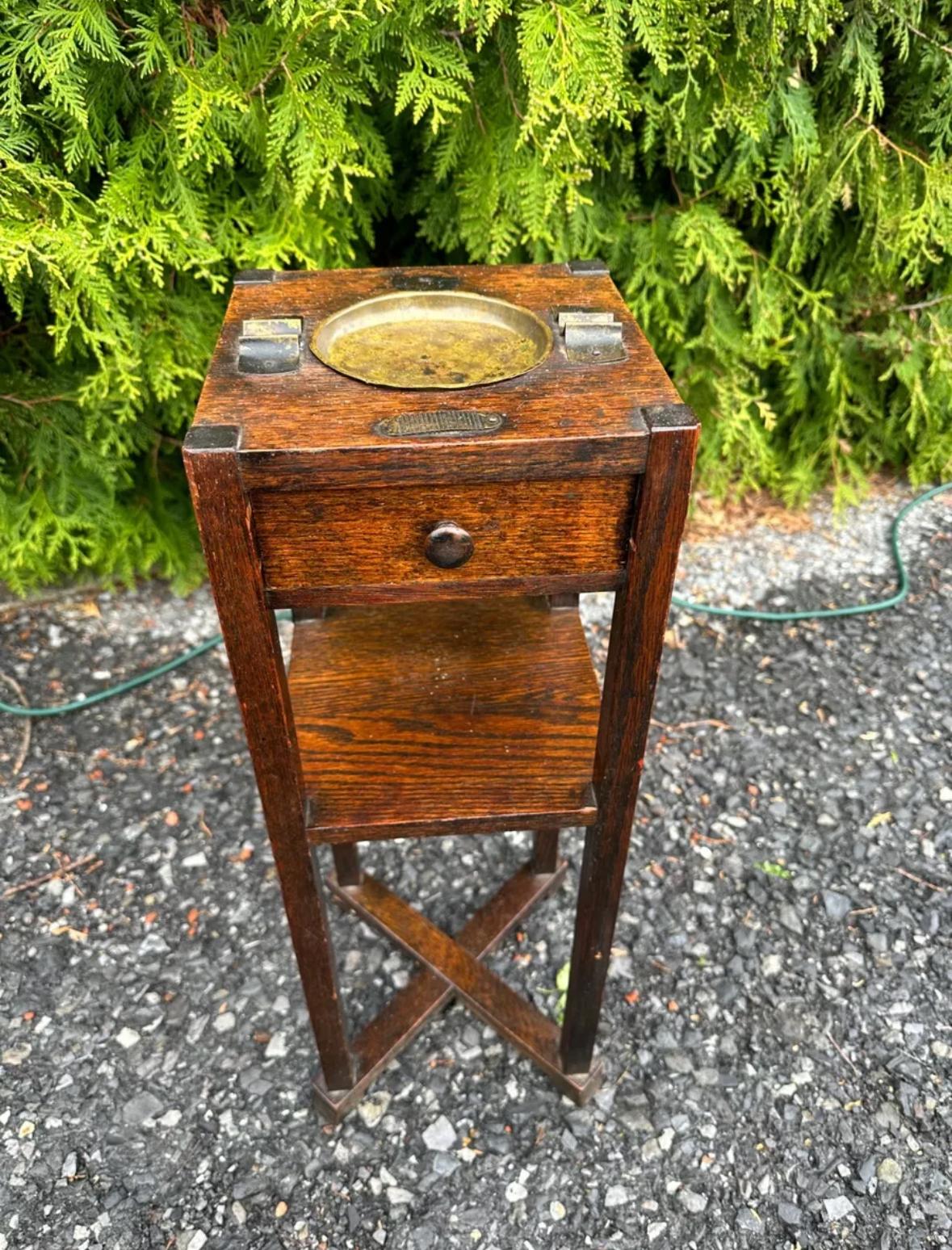 ANTIQUE schönen Raucher Stand, Beistelltisch oder ein Stand in gutem Zustand mit einer Schublade. Die Füße verleihen ihm ein ganz besonderes Aussehen. Das Stück ist schön und ist in gutem Zustand wie abgebildet.
Abmessungen: H - 24 Zoll.   /   W