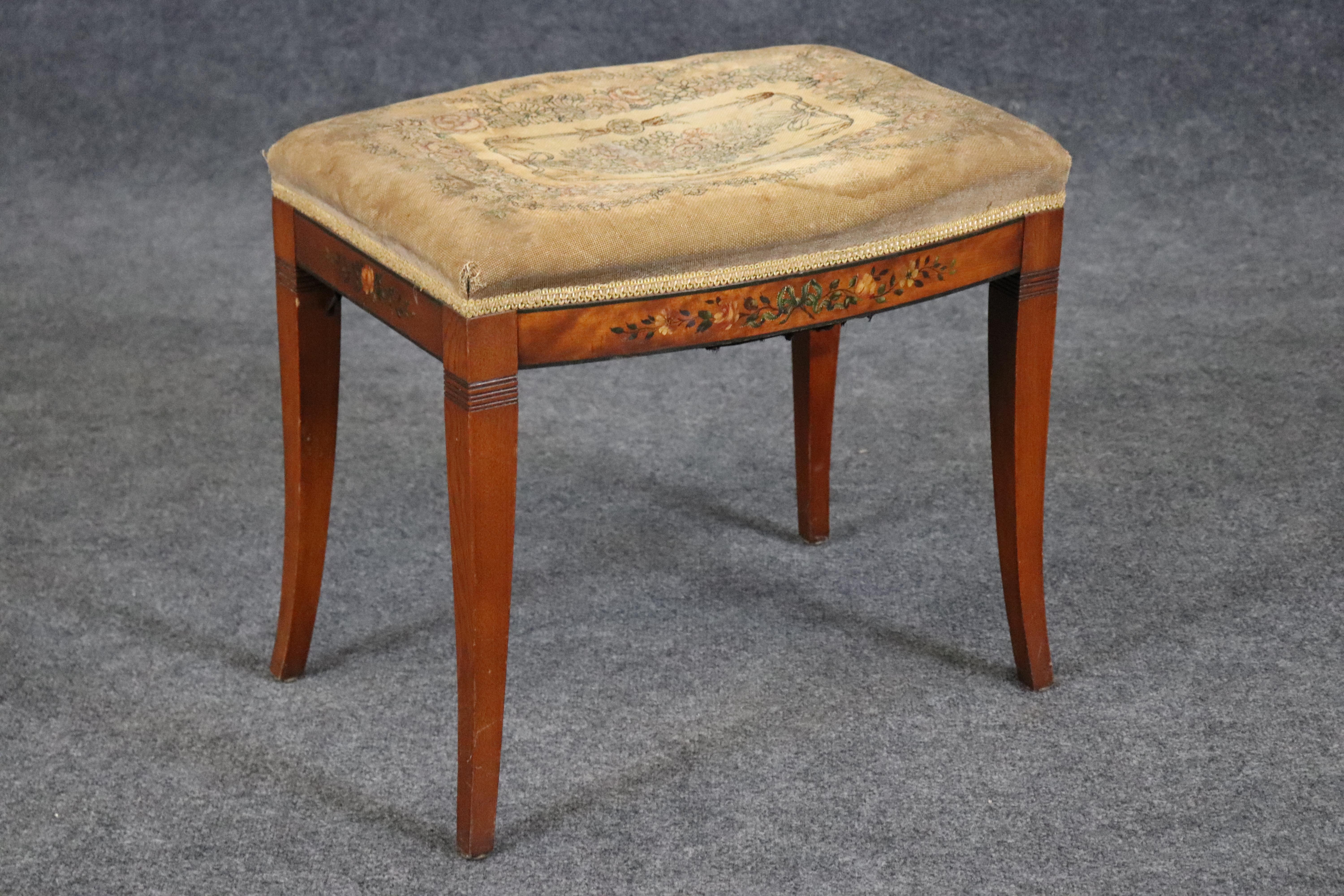 Dieser wunderschöne gepolsterte Hocker aus antikem Satinholz von Aubusson eignet sich perfekt für einen Waschtisch oder als gelegentlicher Dekorationshocker. Der Hocker hat schöne handgemalte Verzierungen und eine herrliche originale