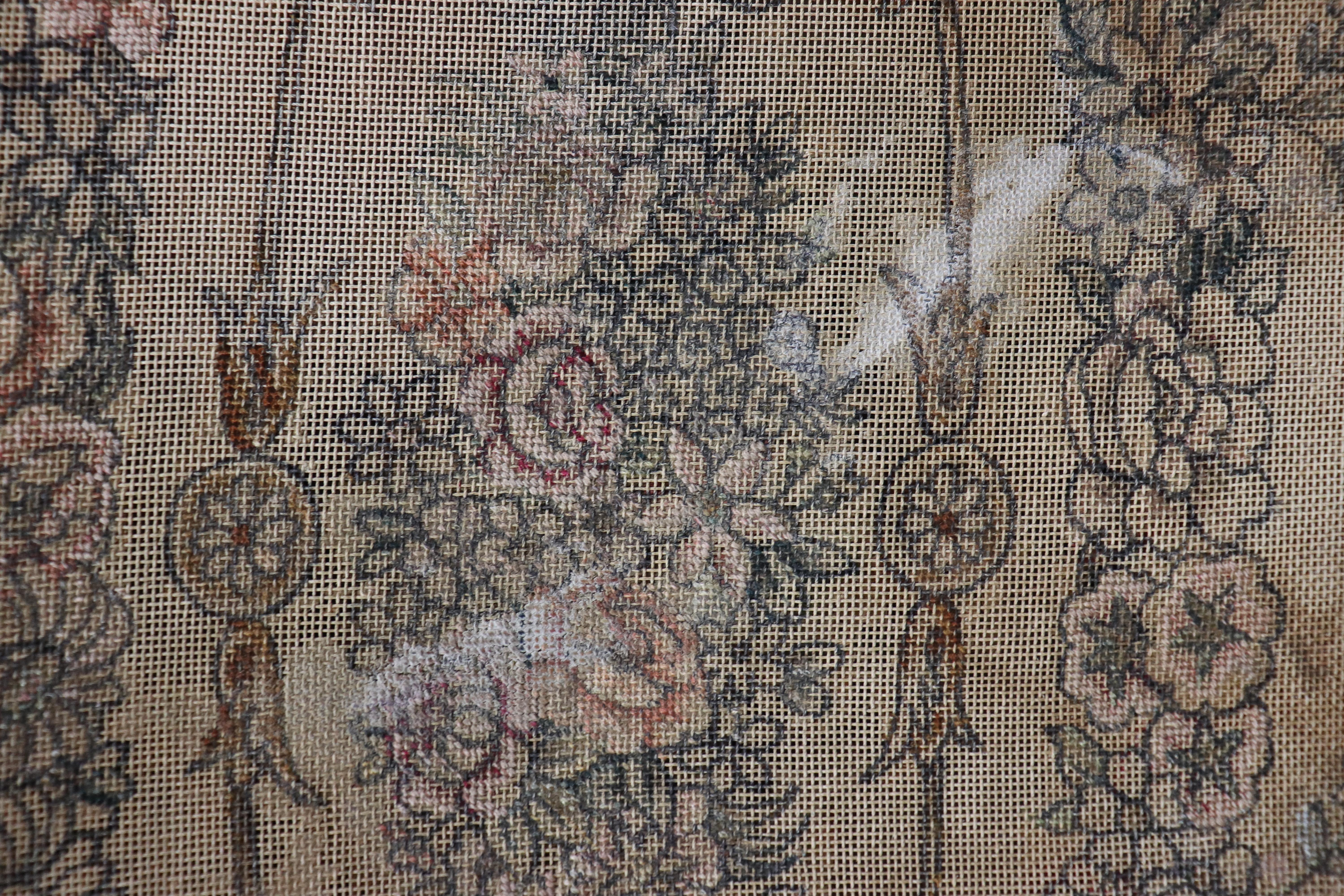 Hervorragender antiker englischer Adam-Farbe-Dekorierter Aubusson-Polsterhocker im Angebot 2