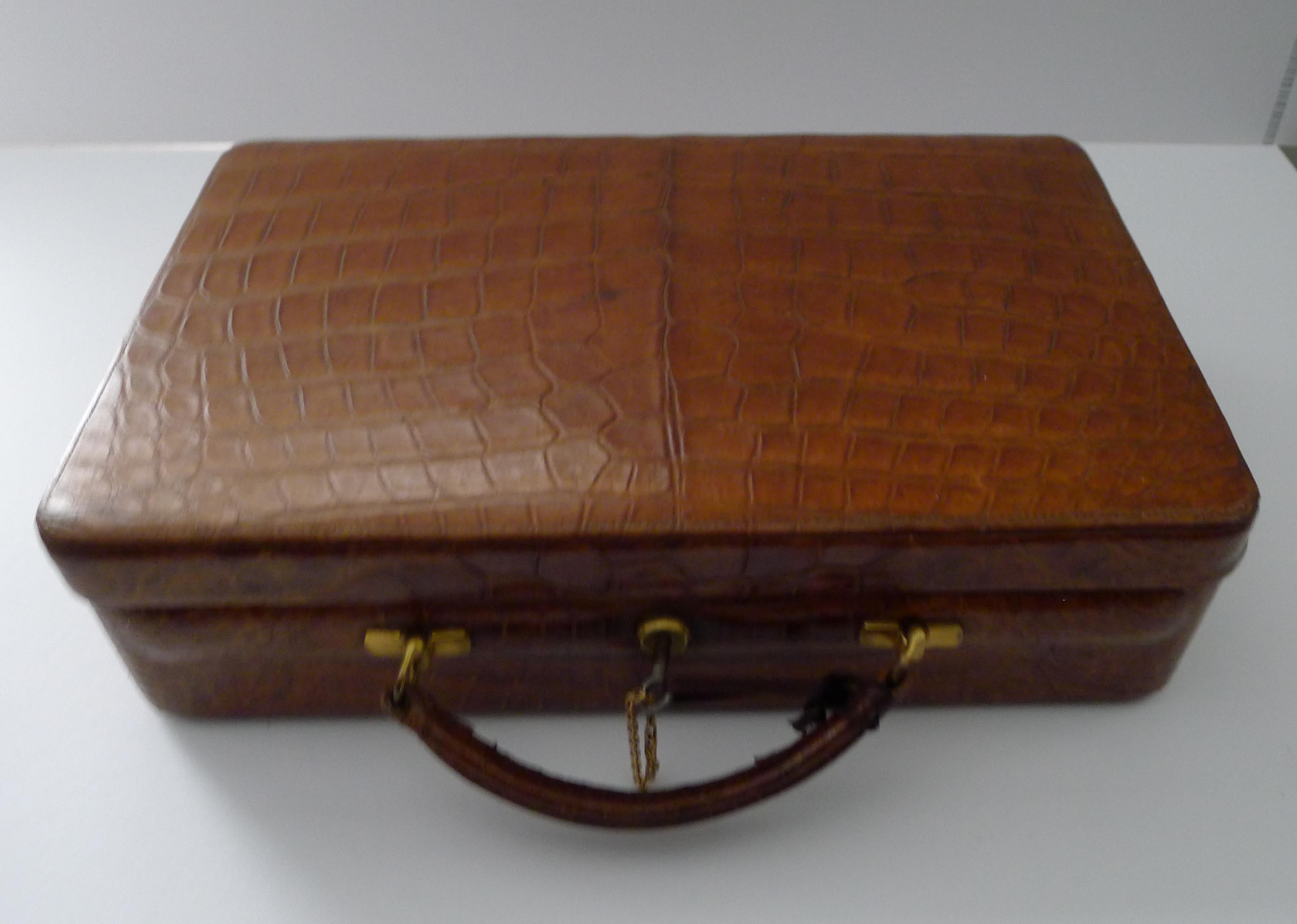 Édouardien Superbe boîte à bijoux anglaise ancienne en crocodile par Mappin & Webb en vente