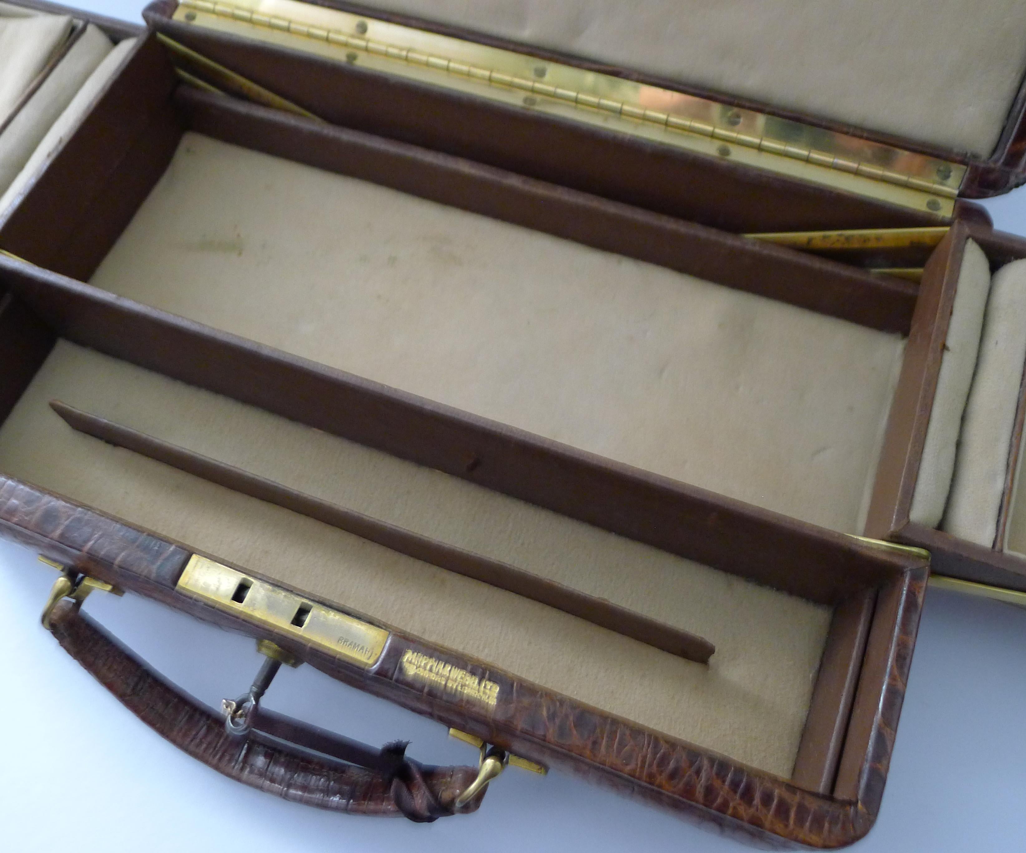 Superbe boîte à bijoux anglaise ancienne en crocodile par Mappin & Webb en vente 2