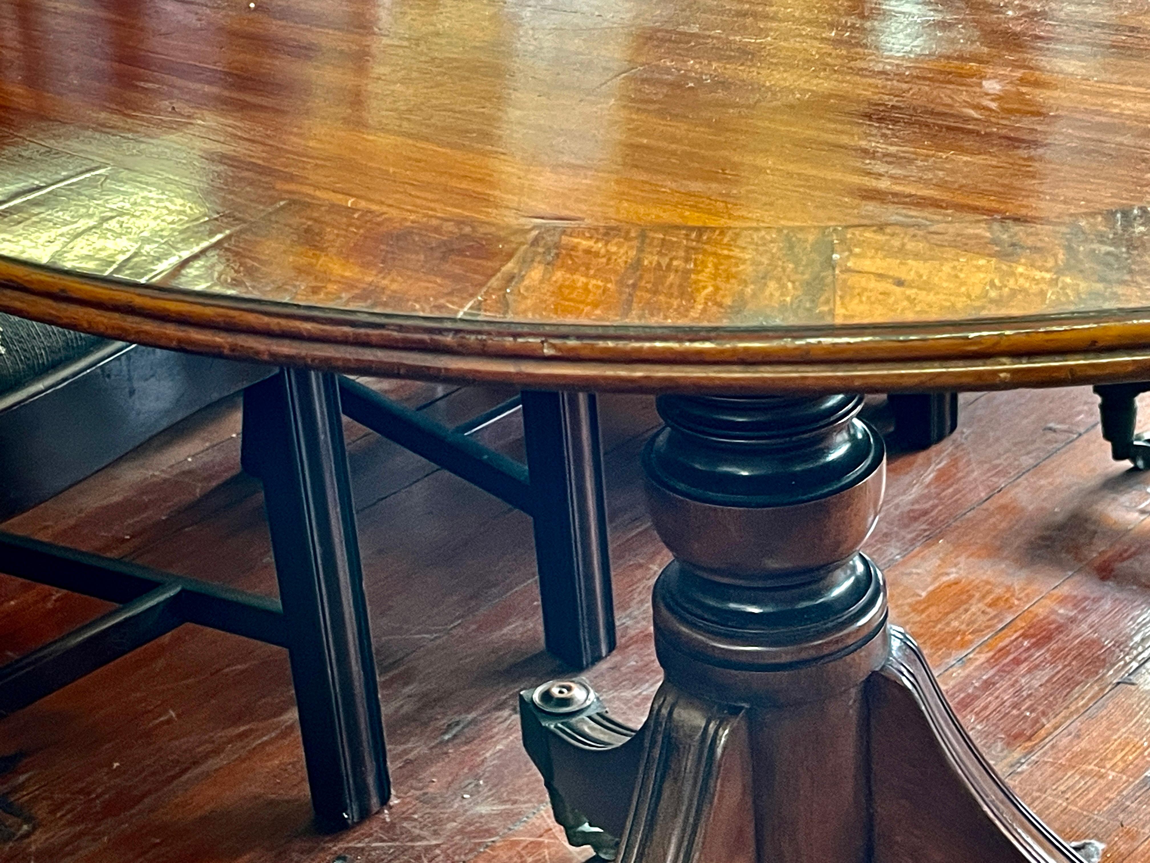 Superbe table de salle à manger anglaise ancienne en acajou marqueté de la période Régence, de taille cottage Bon état à CHARLESTON, SC