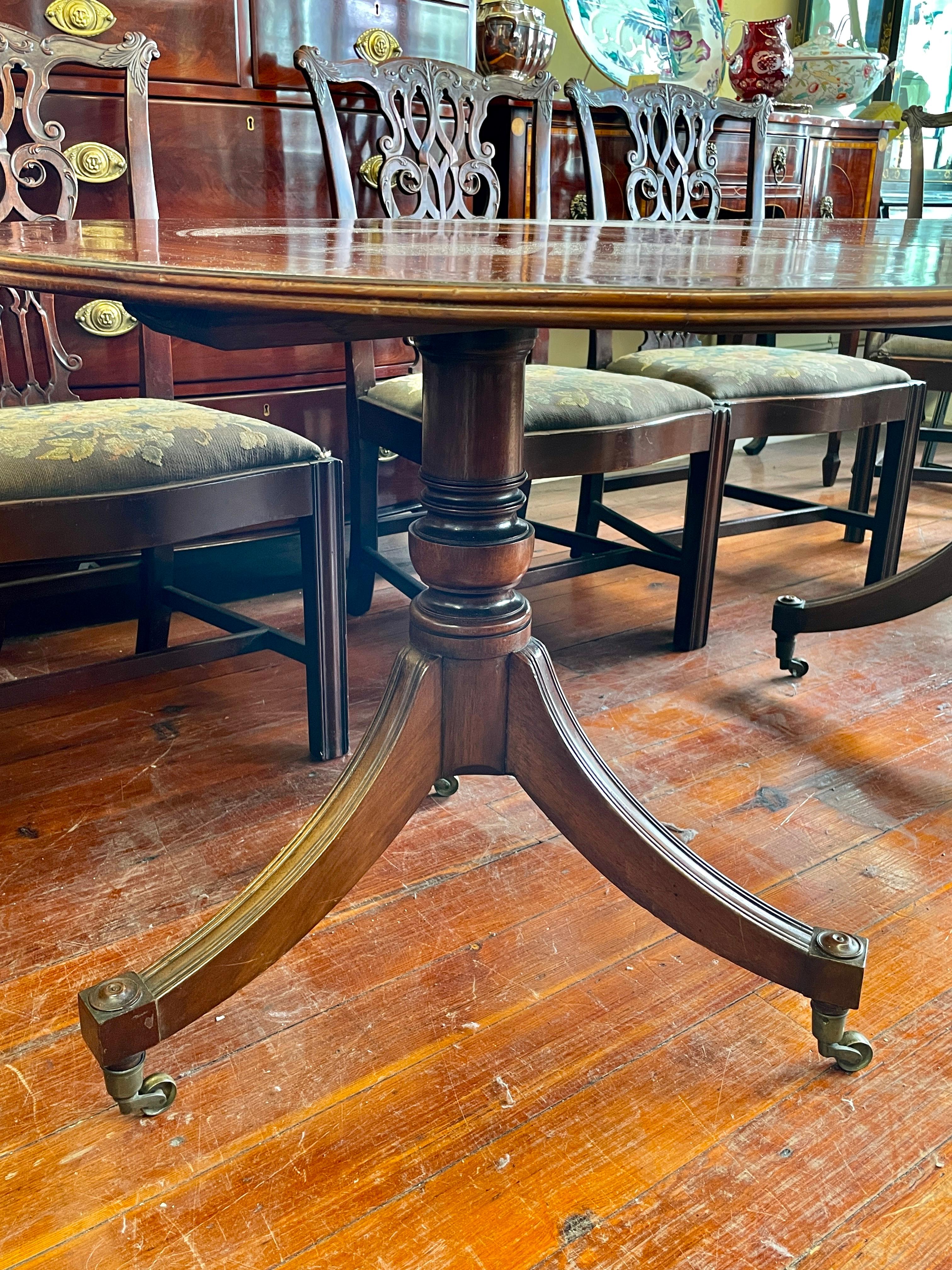 Acajou Superbe table de salle à manger anglaise ancienne en acajou marqueté de la période Régence, de taille cottage