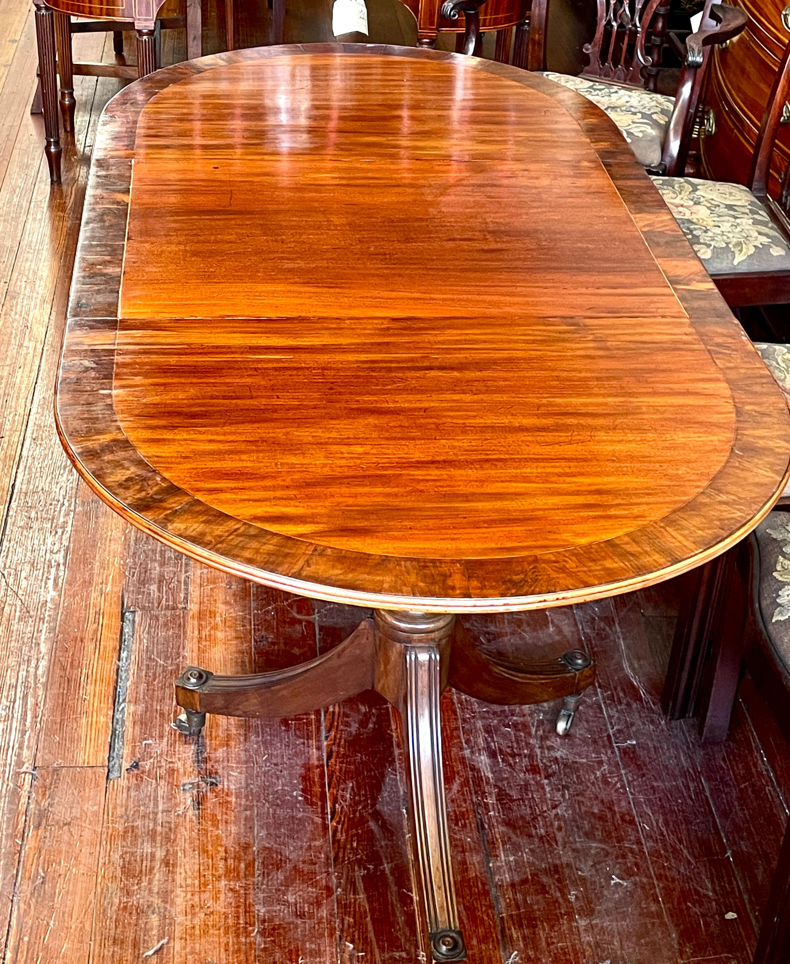 Superbe table de salle à manger anglaise ancienne en acajou marqueté de la période Régence, de taille cottage 1