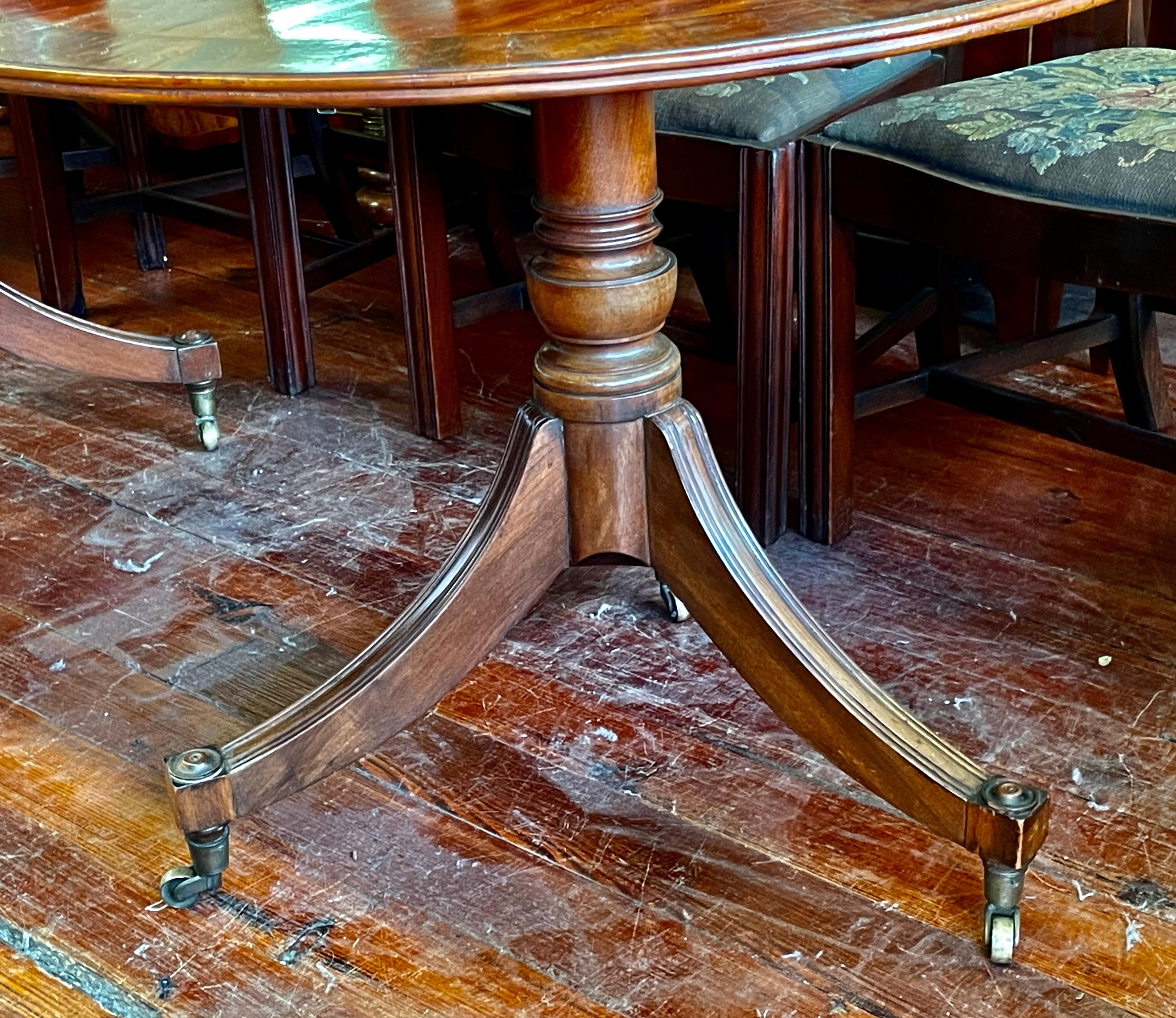 Superbe table de salle à manger anglaise ancienne en acajou marqueté de la période Régence, de taille cottage 2
