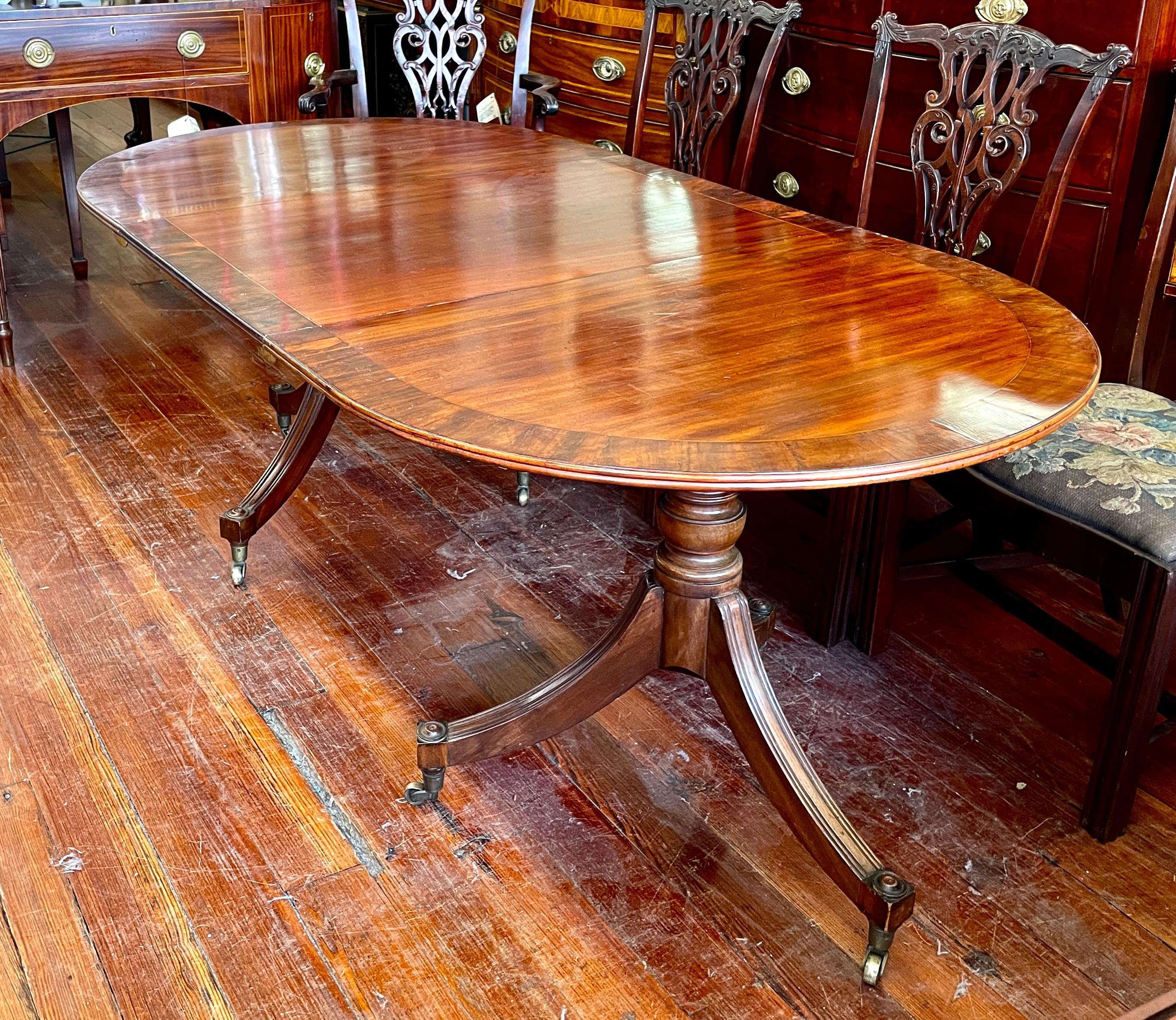 Superbe table de salle à manger anglaise ancienne en acajou marqueté de la période Régence, de taille cottage 3