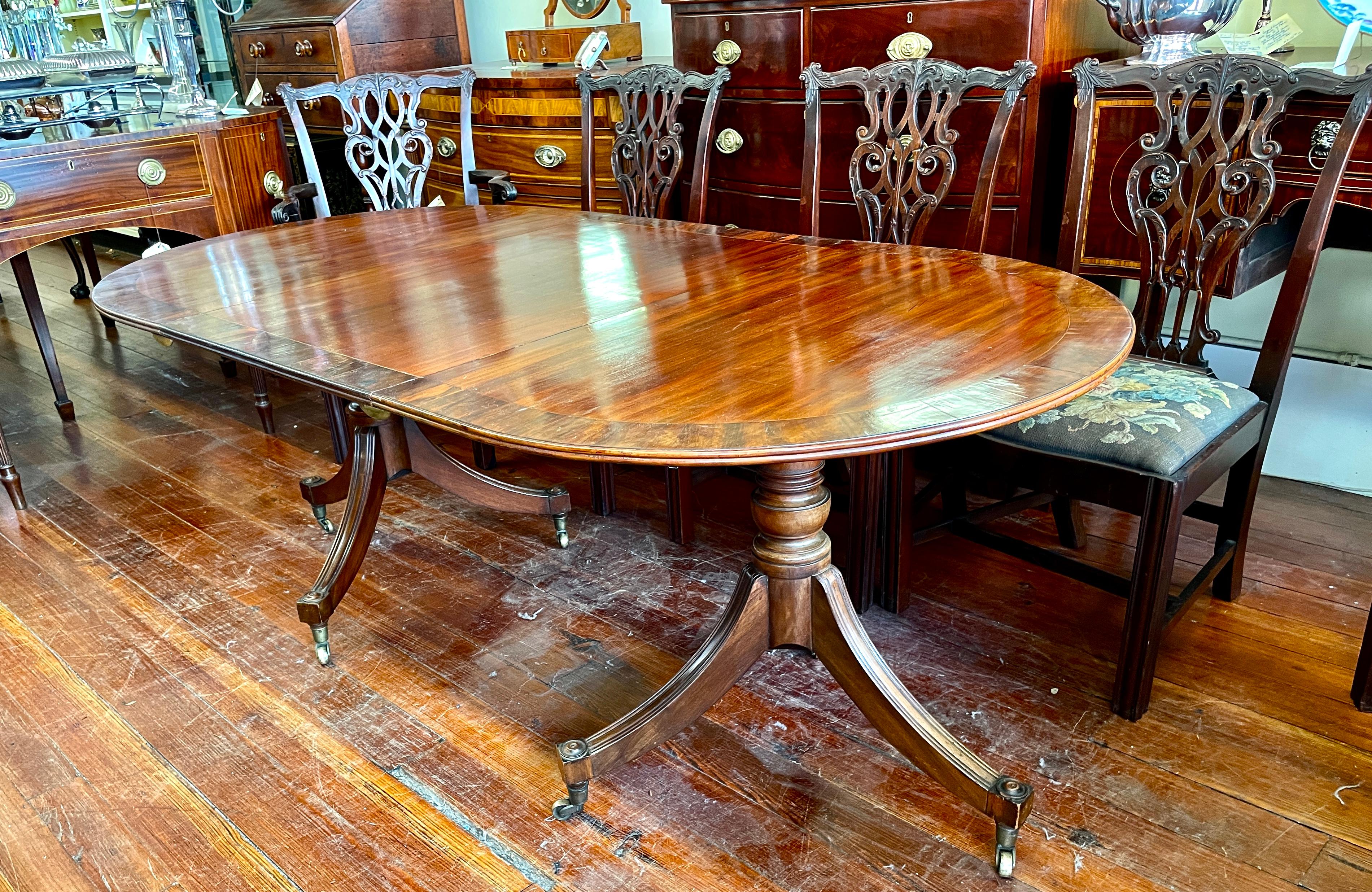 Superbe table de salle à manger anglaise ancienne en acajou marqueté de la période Régence, de taille cottage 4