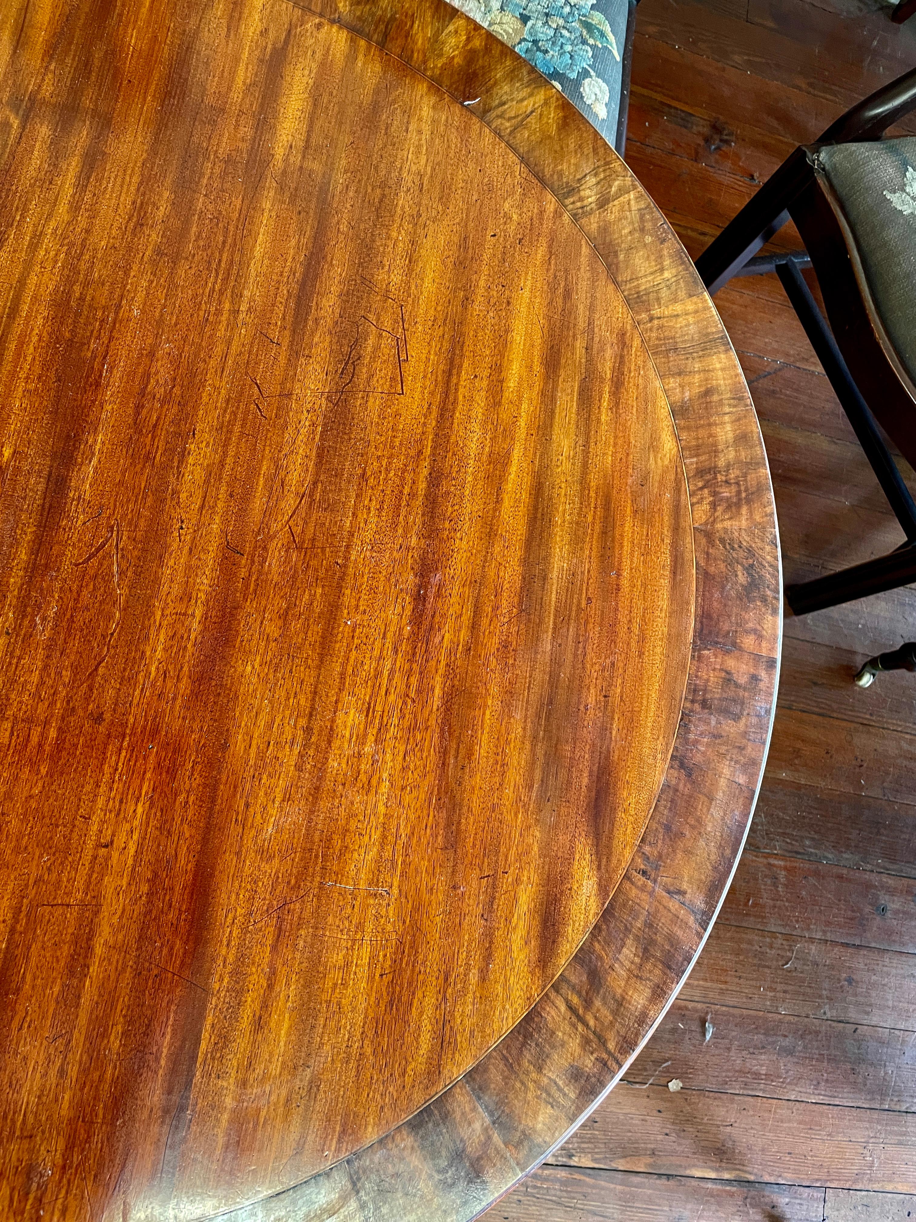 Superbe table de salle à manger anglaise ancienne en acajou marqueté de la période Régence, de taille cottage 5