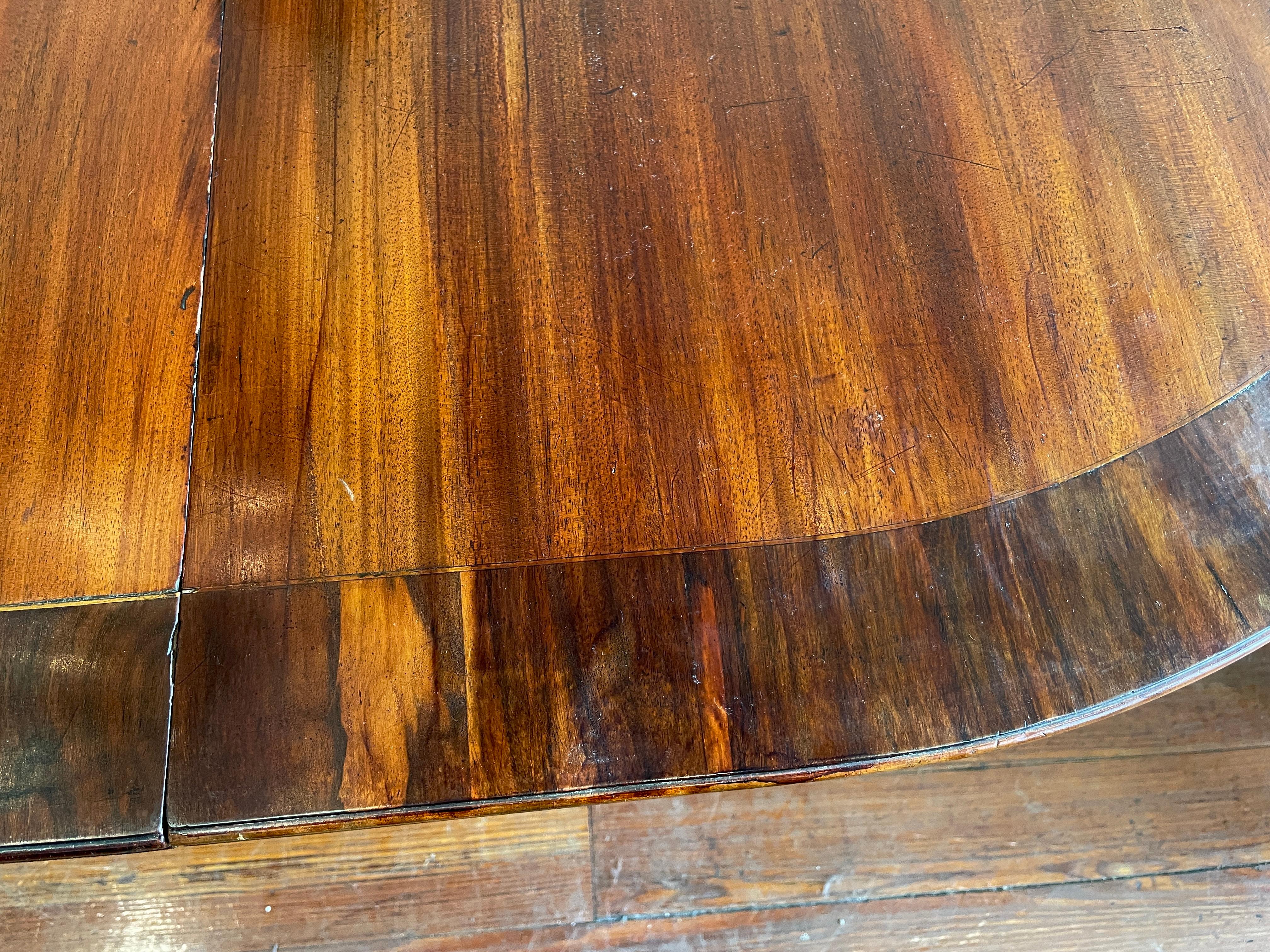 Superbe table de salle à manger anglaise ancienne en acajou marqueté de la période Régence, de taille cottage 6