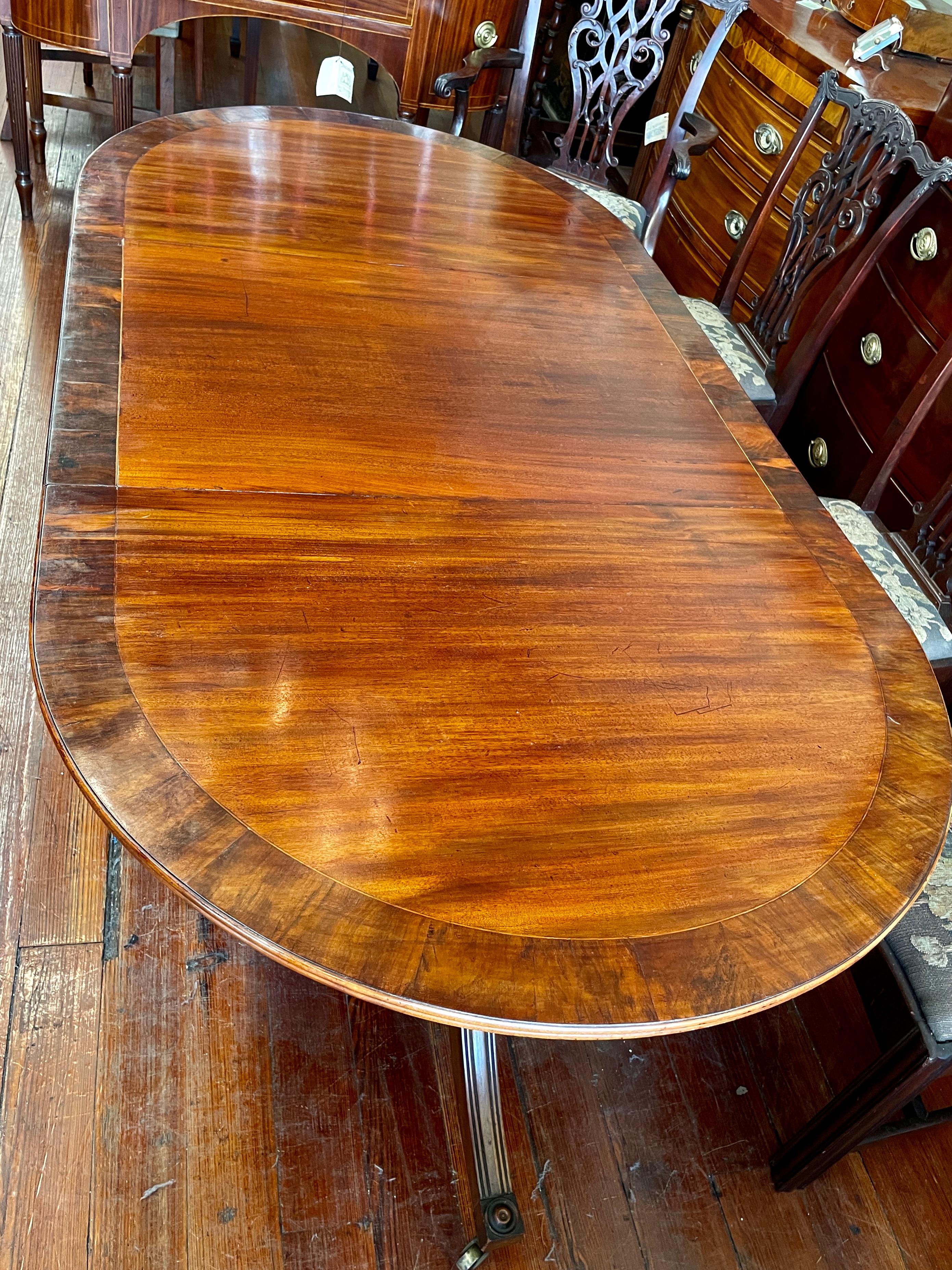 Superbe table de salle à manger anglaise ancienne en acajou marqueté de la période Régence, de taille cottage 7