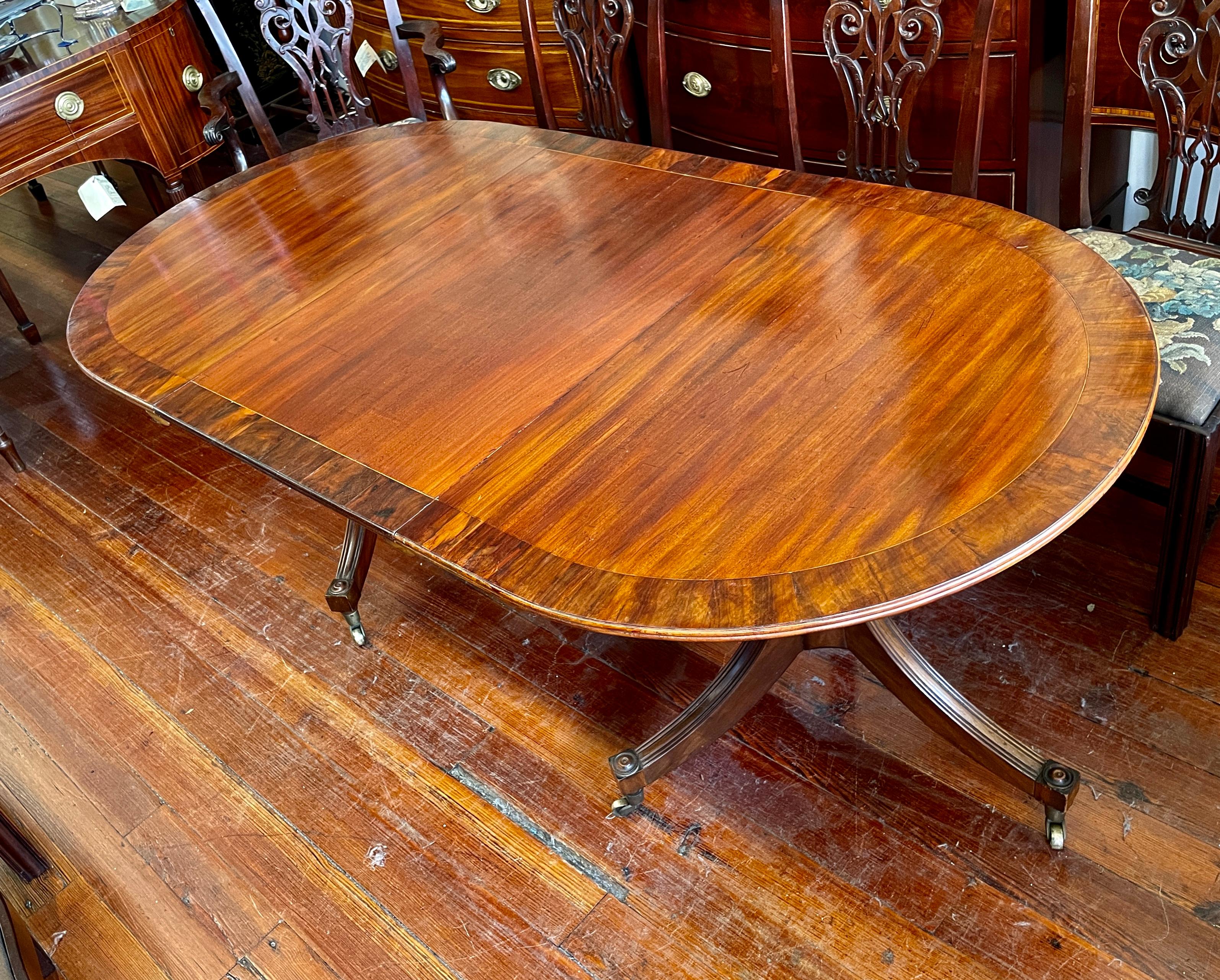 Une merveilleuse géo anglaise ancienne. IV PERIODE Table de salle à manger de style Regency en acajou à bandes croisées et bois de rose, à deux pieds et un abattant.  Une taille très utile avec seulement 38,5 pouces de large.  Veuillez noter le beau