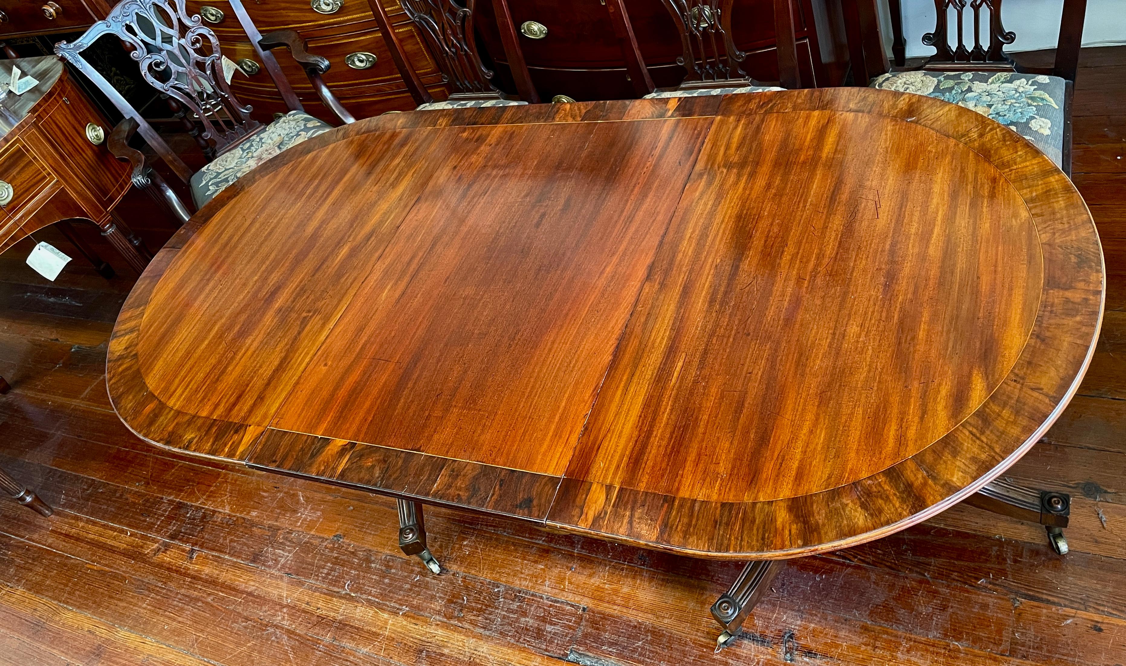 Superbe table de salle à manger anglaise ancienne en acajou marqueté de la période Régence, de taille cottage 8