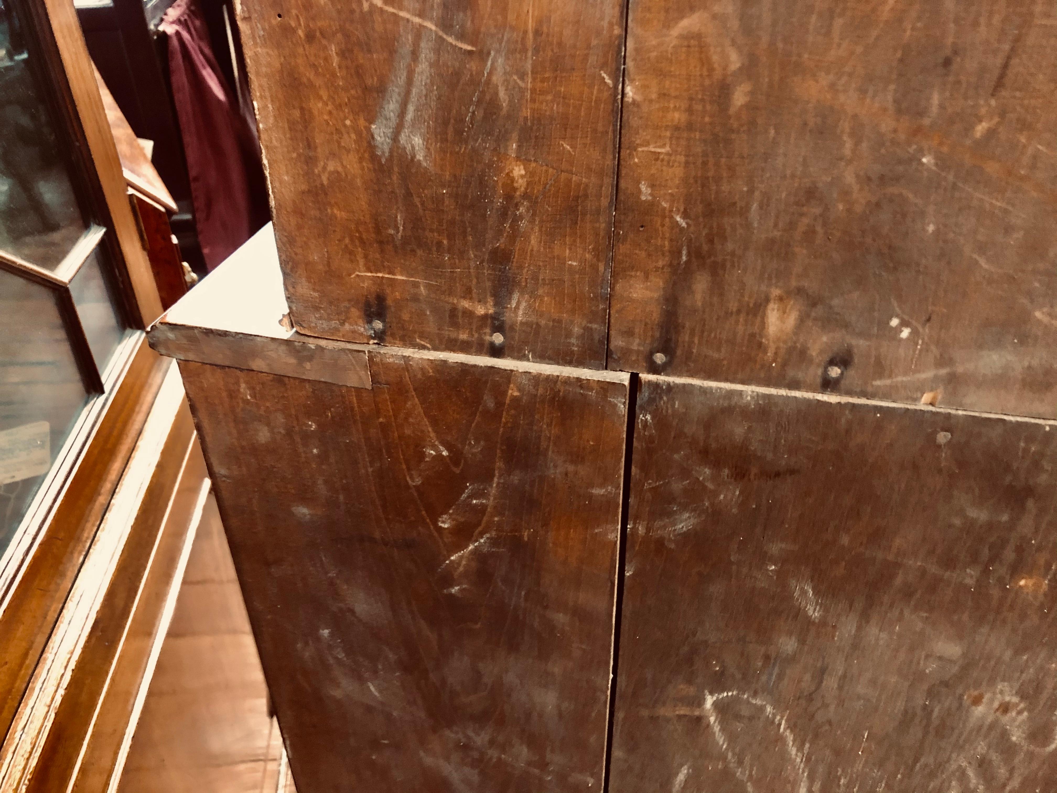 Excepcional armario esquinero de caoba con incrustaciones de marquetería inglesa antigua de finales del siglo XIX con maravillosas incrustaciones estilizadas del periodo Arts & Crafts / Art Nouveau. Estado original de época y maravillosa caoba