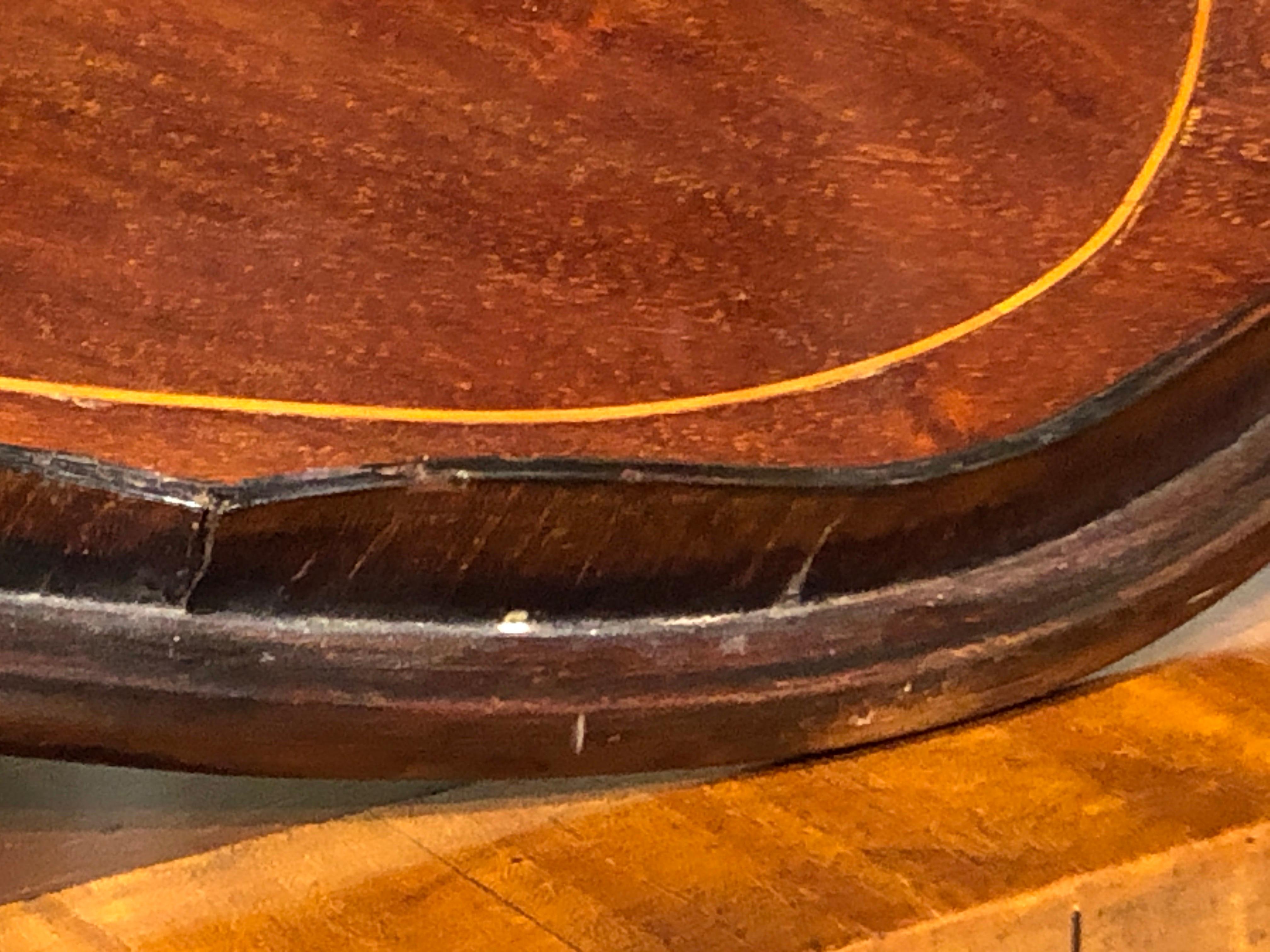 Magnífica bandeja antigua inglesa de marquetería con incrustaciones de caoba en forma de riñón con asas en Bueno estado para la venta en CHARLESTON, SC