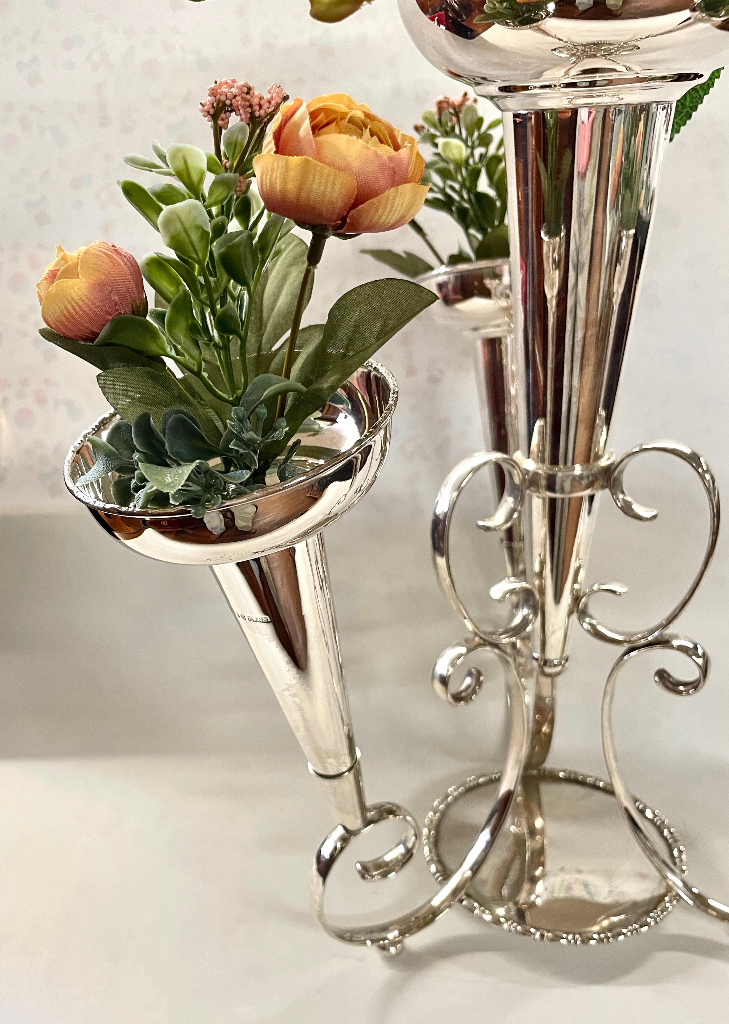 Hervorragender antiker englischer Sheffield-Silberblech-Tafelaufsatz mit 4 Röhren und Blumen aus der Epergne im Angebot 4