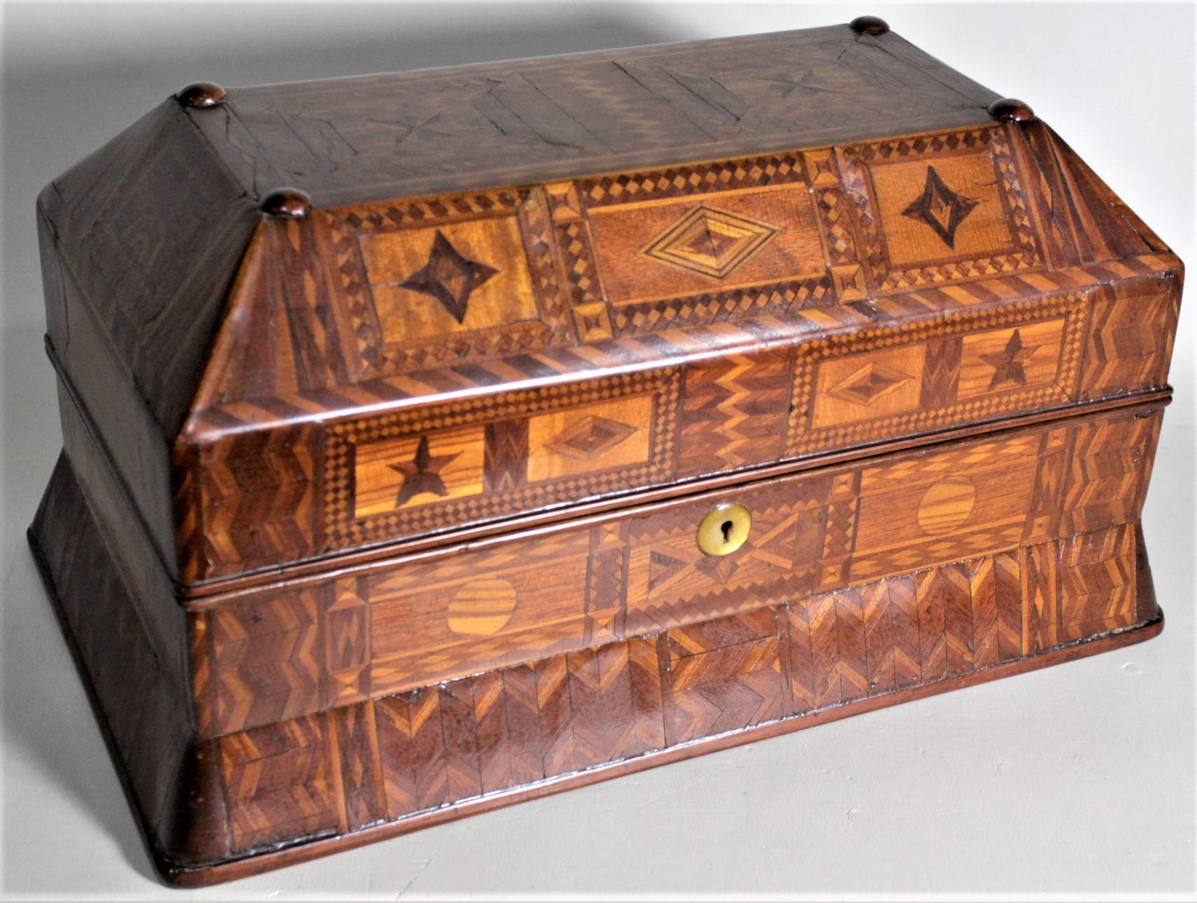 Cette exquise boîte à écrire en parquet ancien n'est pas signée, mais on présume qu'elle a été fabriquée au Canada vers 1900 dans un style Folk Art. La boîte elle-même, y compris l'intérieur, est entièrement et magistralement fabriquée à la main,