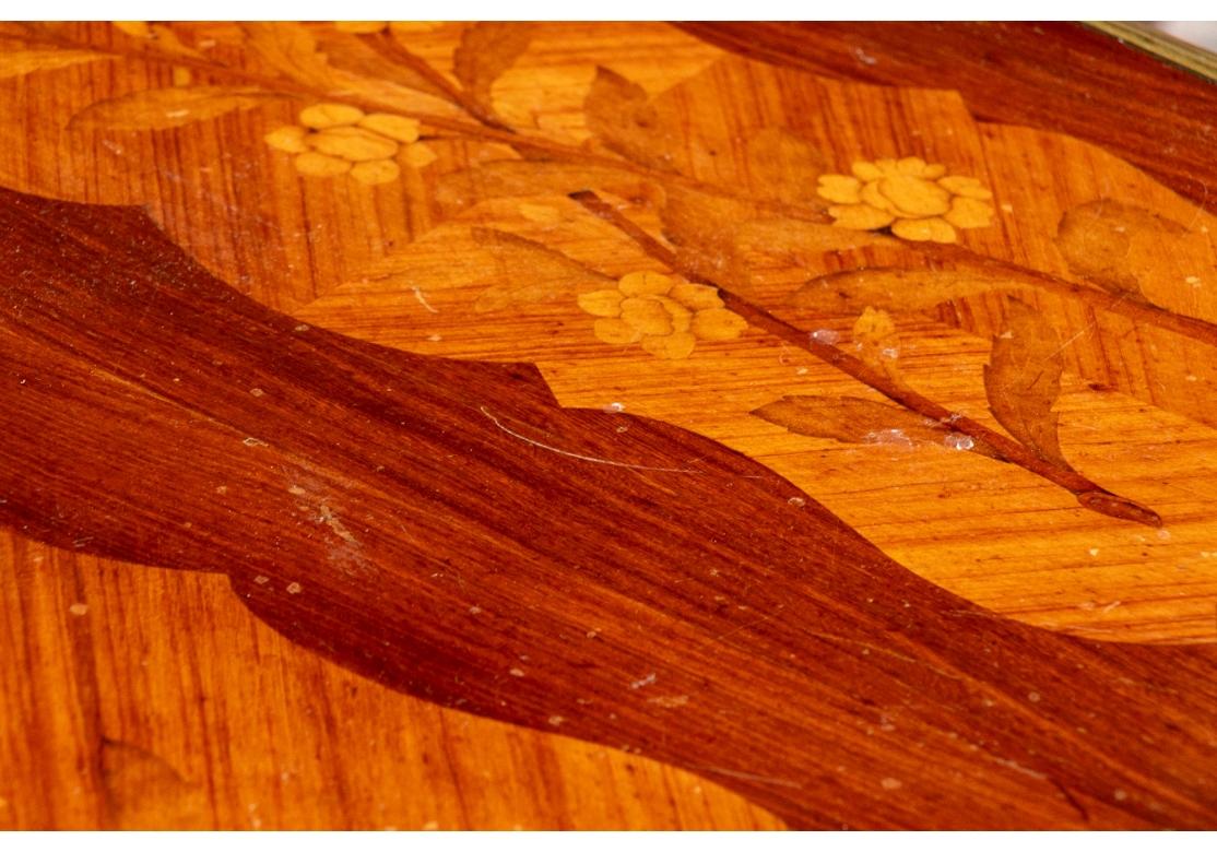 Superbe table à écrire française ancienne avec marqueterie et support en bronze en vente 2