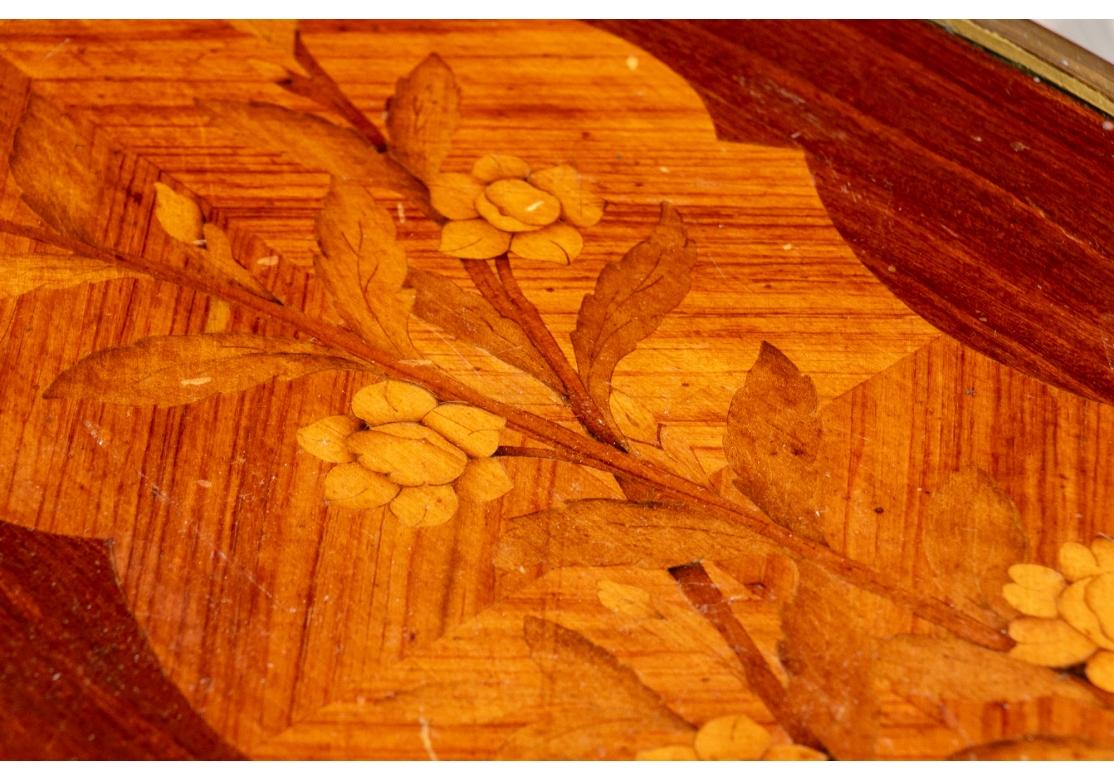 Superbe table à écrire française ancienne avec marqueterie et support en bronze en vente 3