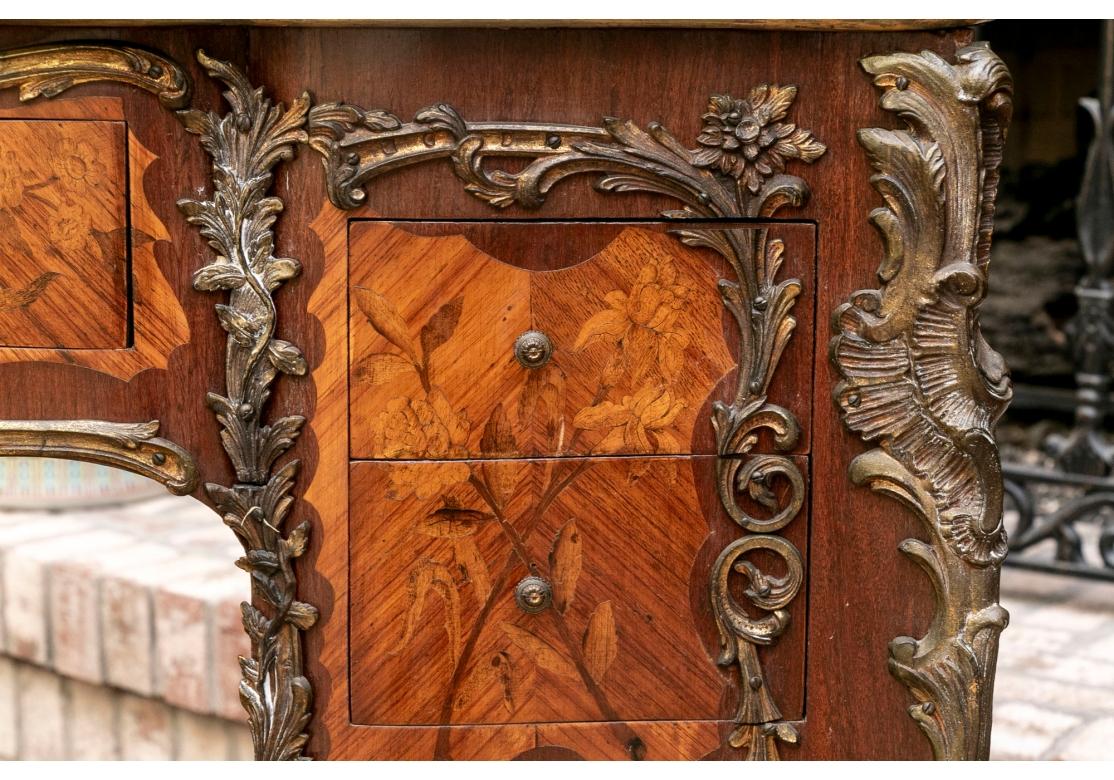 Superbe table à écrire française ancienne avec marqueterie et support en bronze en vente 4