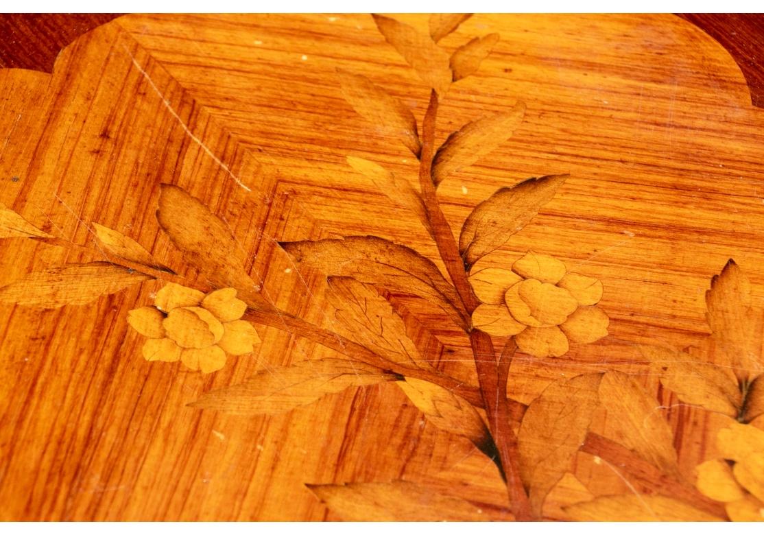 Superbe table à écrire française ancienne avec marqueterie et support en bronze en vente 5