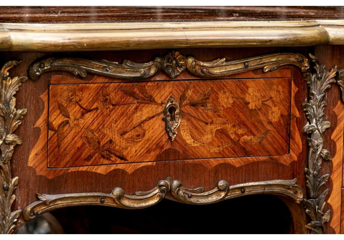Superbe table à écrire française ancienne avec marqueterie et support en bronze en vente 6