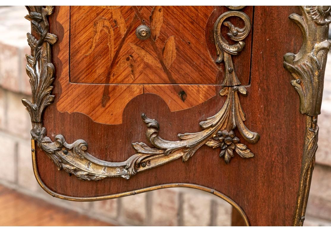 Superbe table à écrire française ancienne avec marqueterie et support en bronze en vente 7