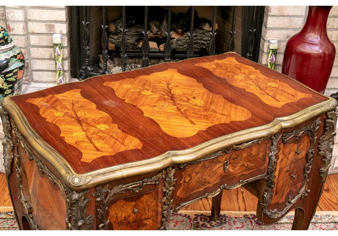 Superbe table à écrire française ancienne avec marqueterie et support en bronze en vente 8