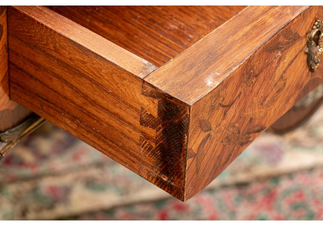Superbe table à écrire française ancienne avec marqueterie et support en bronze en vente 9