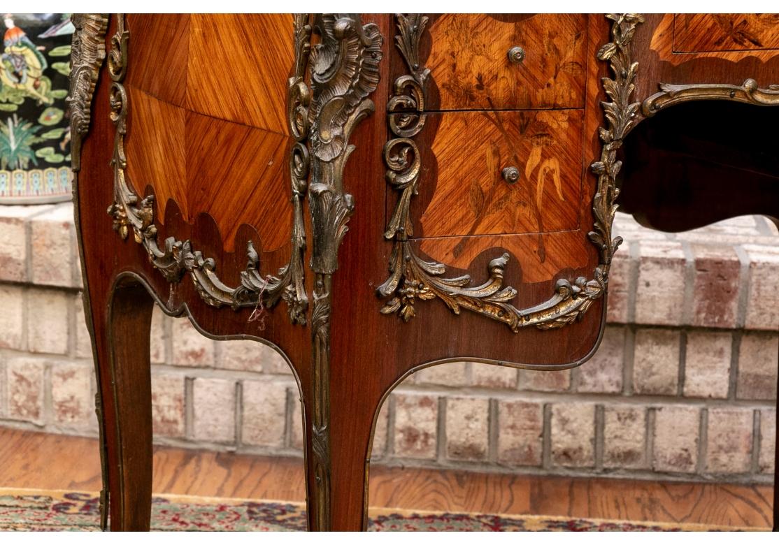 Superbe table à écrire française ancienne avec marqueterie et support en bronze en vente 10