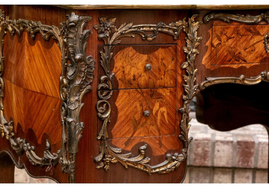 Baroque Superbe table à écrire française ancienne avec marqueterie et support en bronze en vente