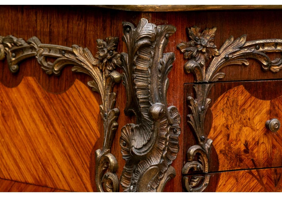 Français Superbe table à écrire française ancienne avec marqueterie et support en bronze en vente