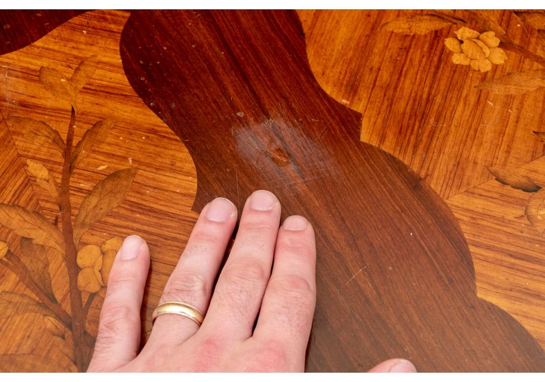 Marqueterie Superbe table à écrire française ancienne avec marqueterie et support en bronze en vente