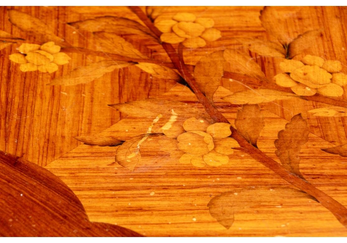 Bronze Superbe table à écrire française ancienne avec marqueterie et support en bronze en vente