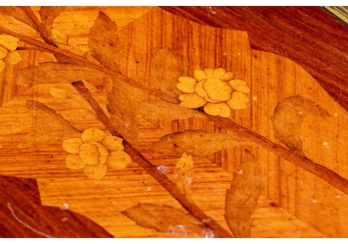 Superbe table à écrire française ancienne avec marqueterie et support en bronze en vente 1