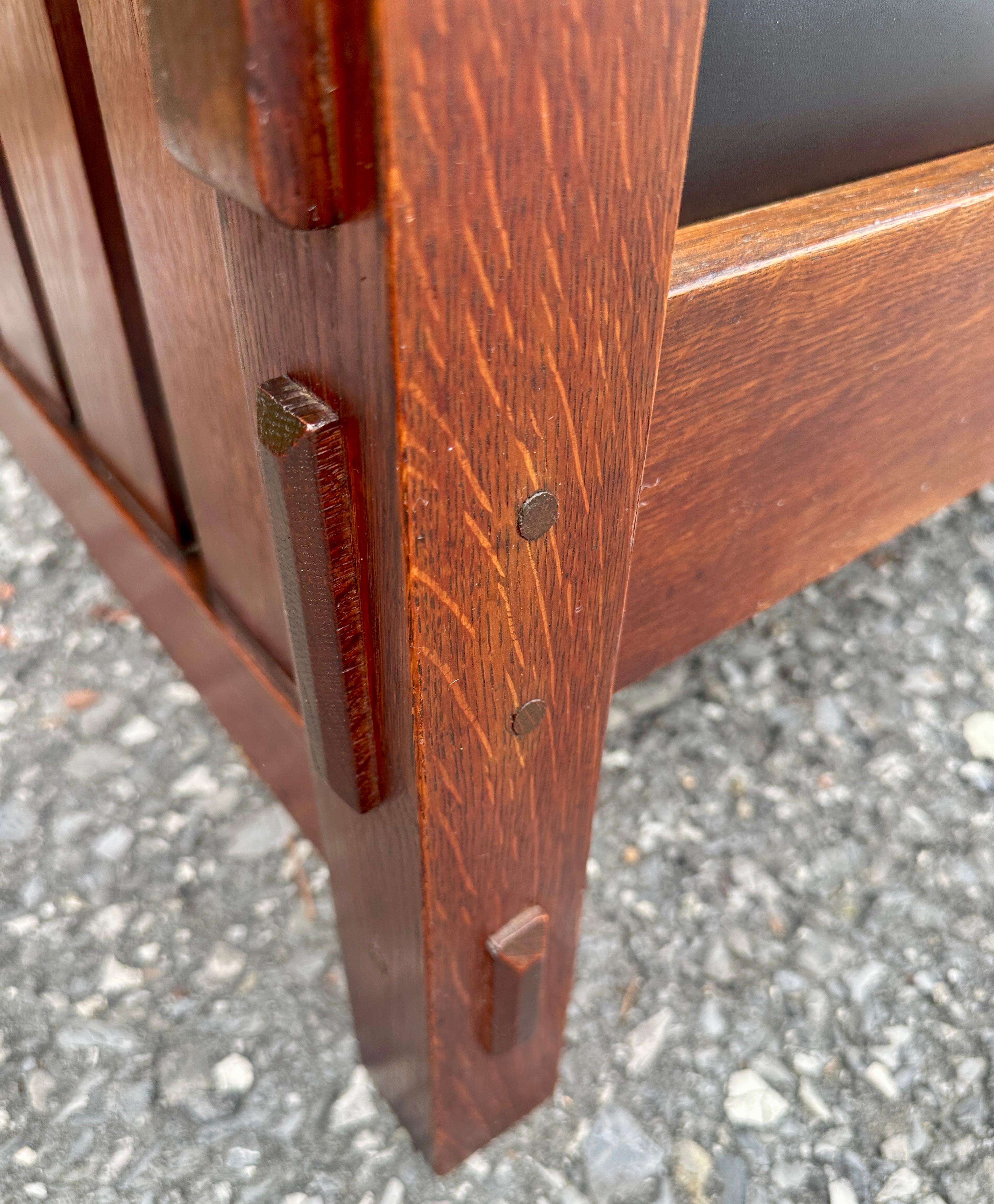 Superbe chaise Morris à bras cintré Gustav Stickley, modèle 369 - W8067 en vente 9
