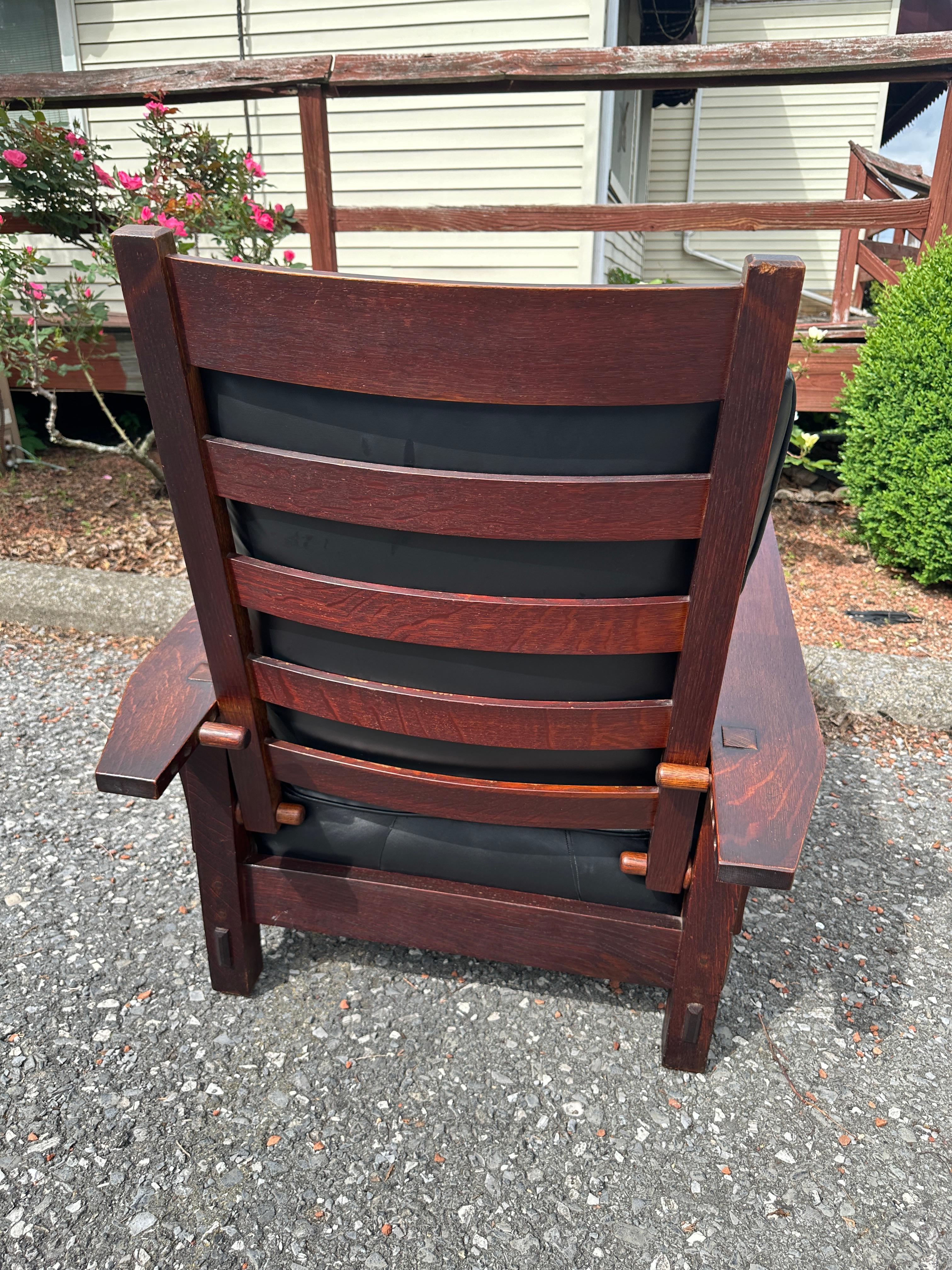Arts and Crafts Superbe chaise Morris à bras cintré Gustav Stickley, modèle 369 - W8067 en vente