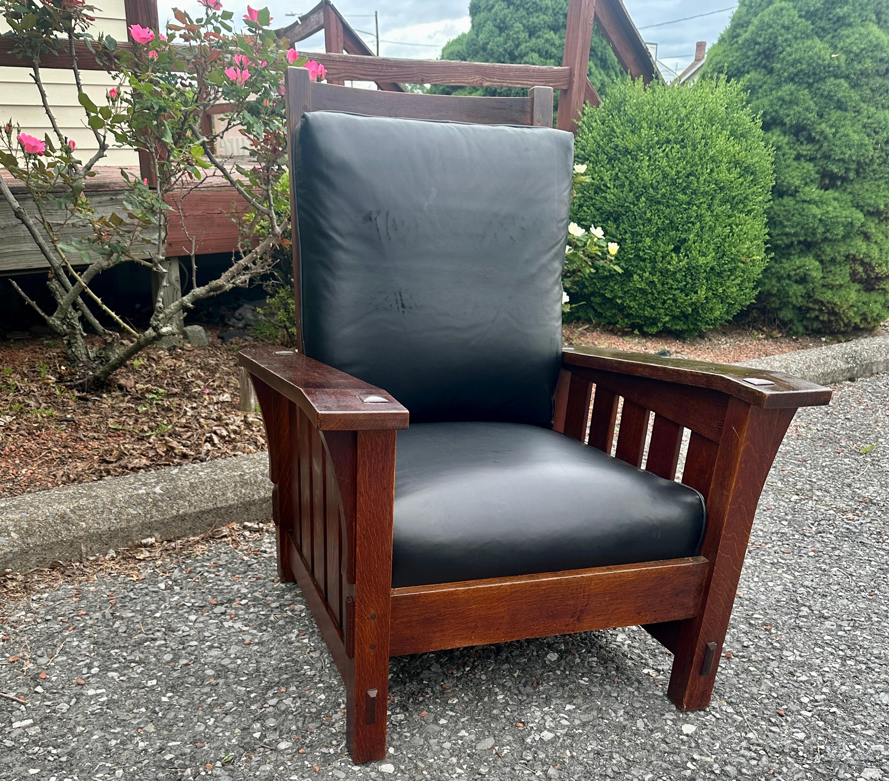 Superbe chaise Morris à bras cintré Gustav Stickley, modèle 369 - W8067 Bon état - En vente à Shamokin Dam, PA