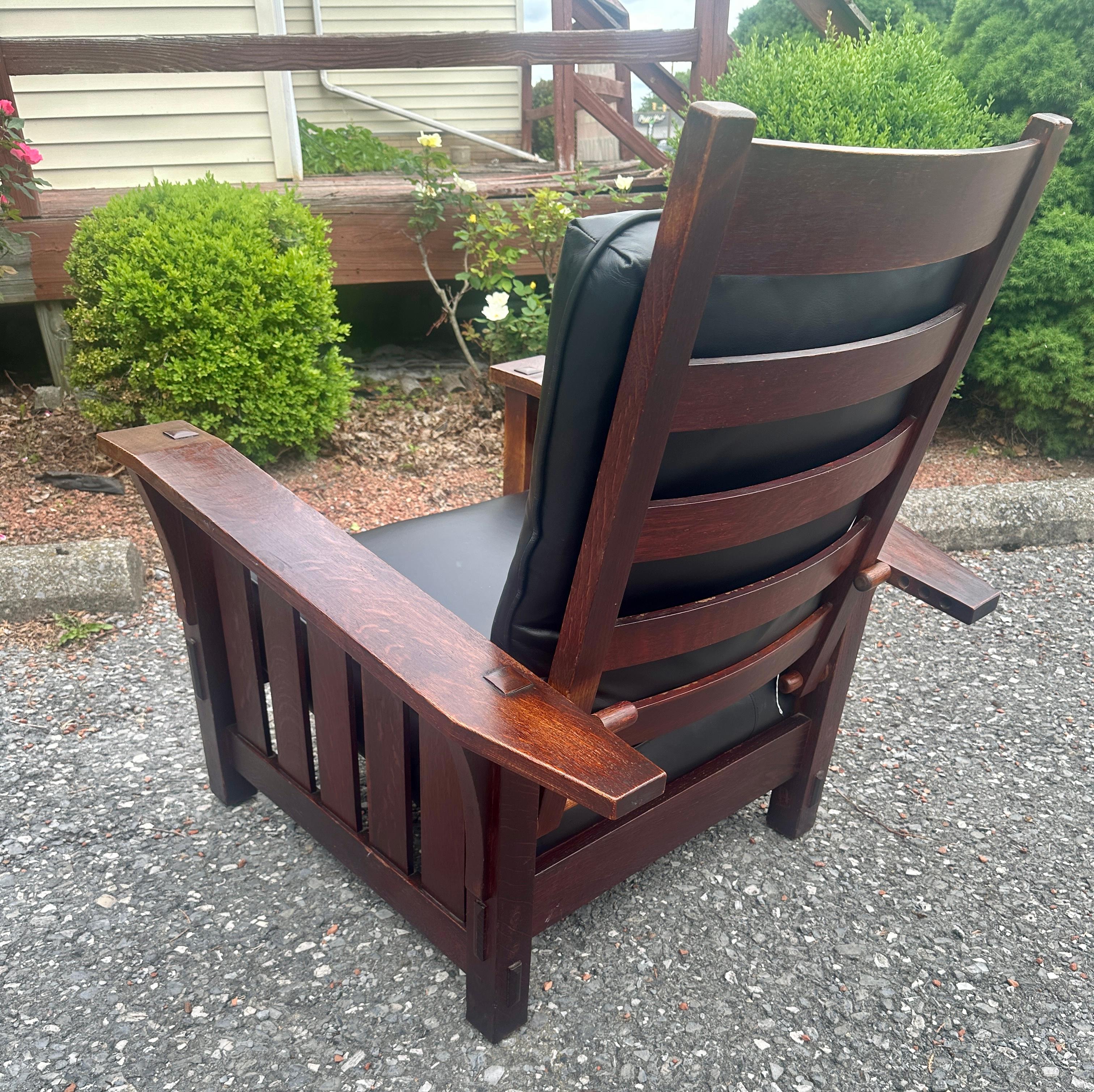 20ième siècle Superbe chaise Morris à bras cintré Gustav Stickley, modèle 369 - W8067 en vente