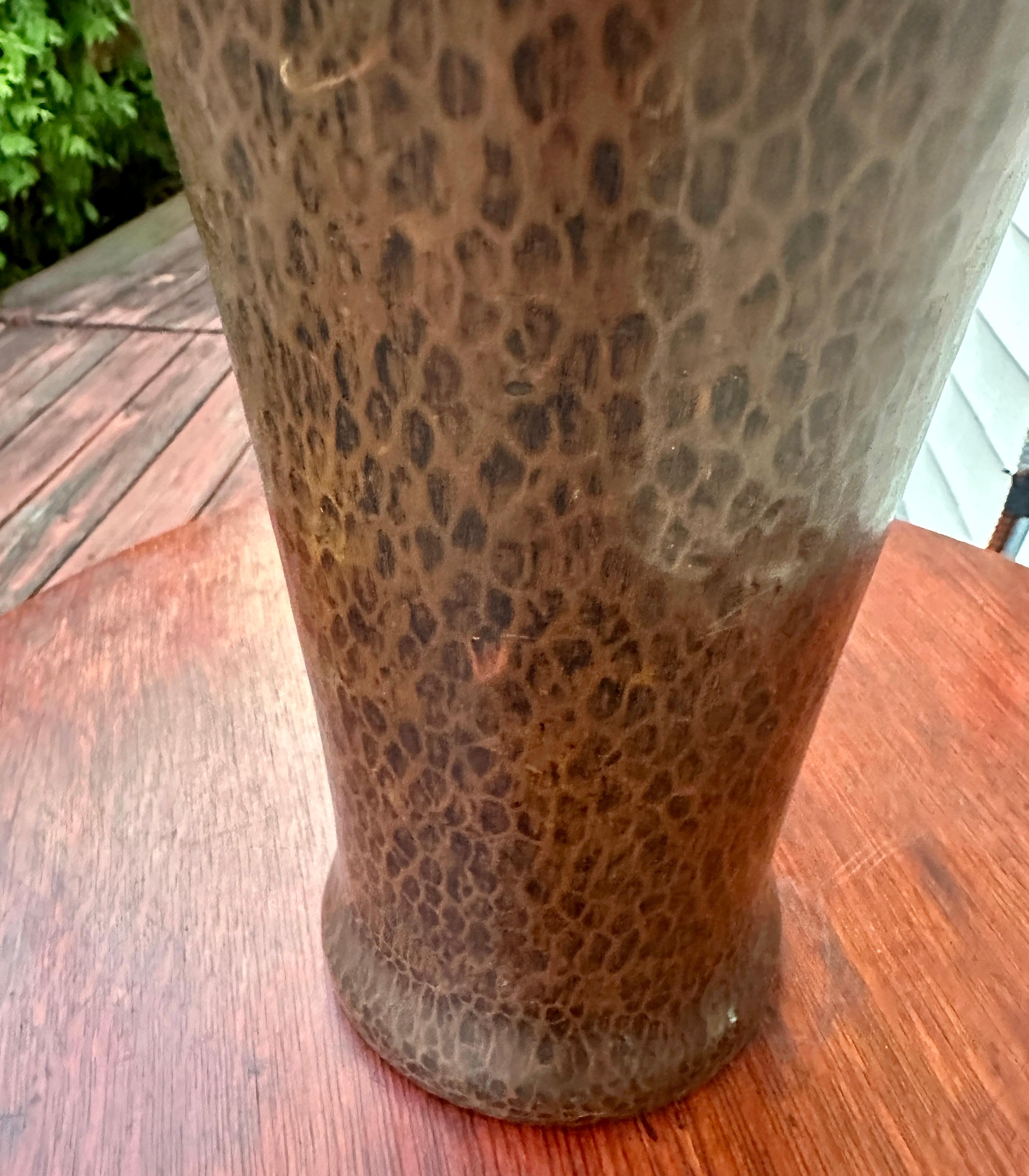 SUPERBO Vaso antico in rame martellato Gustav Stickley - W4444 in vendita 3