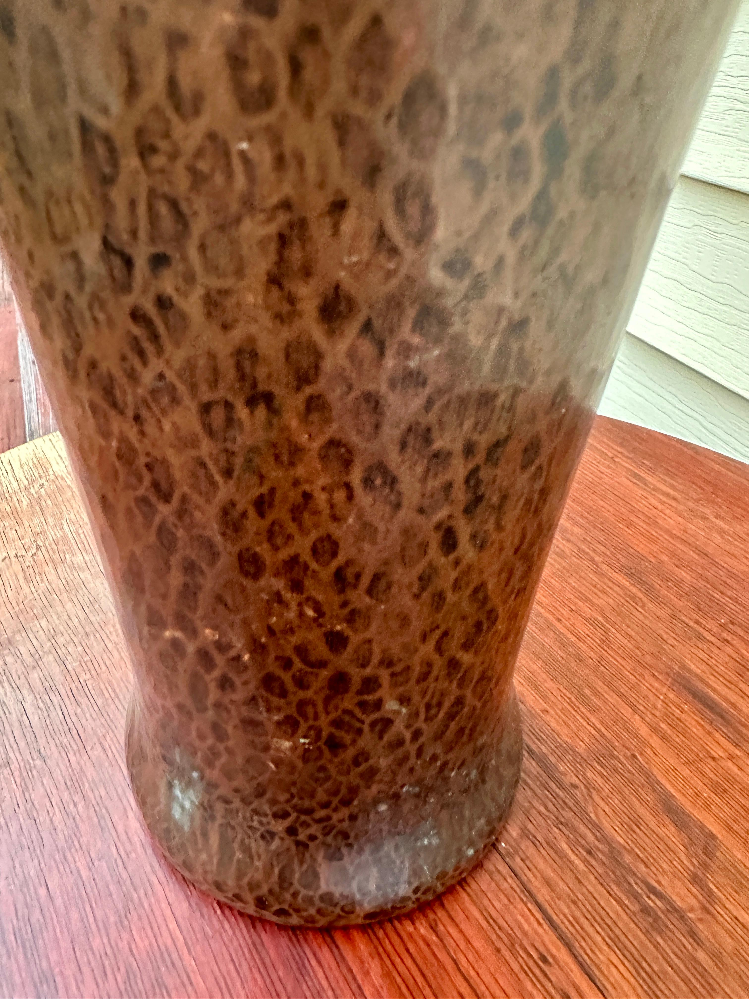 SUPERBO Vaso antico in rame martellato Gustav Stickley - W4444 in vendita 6