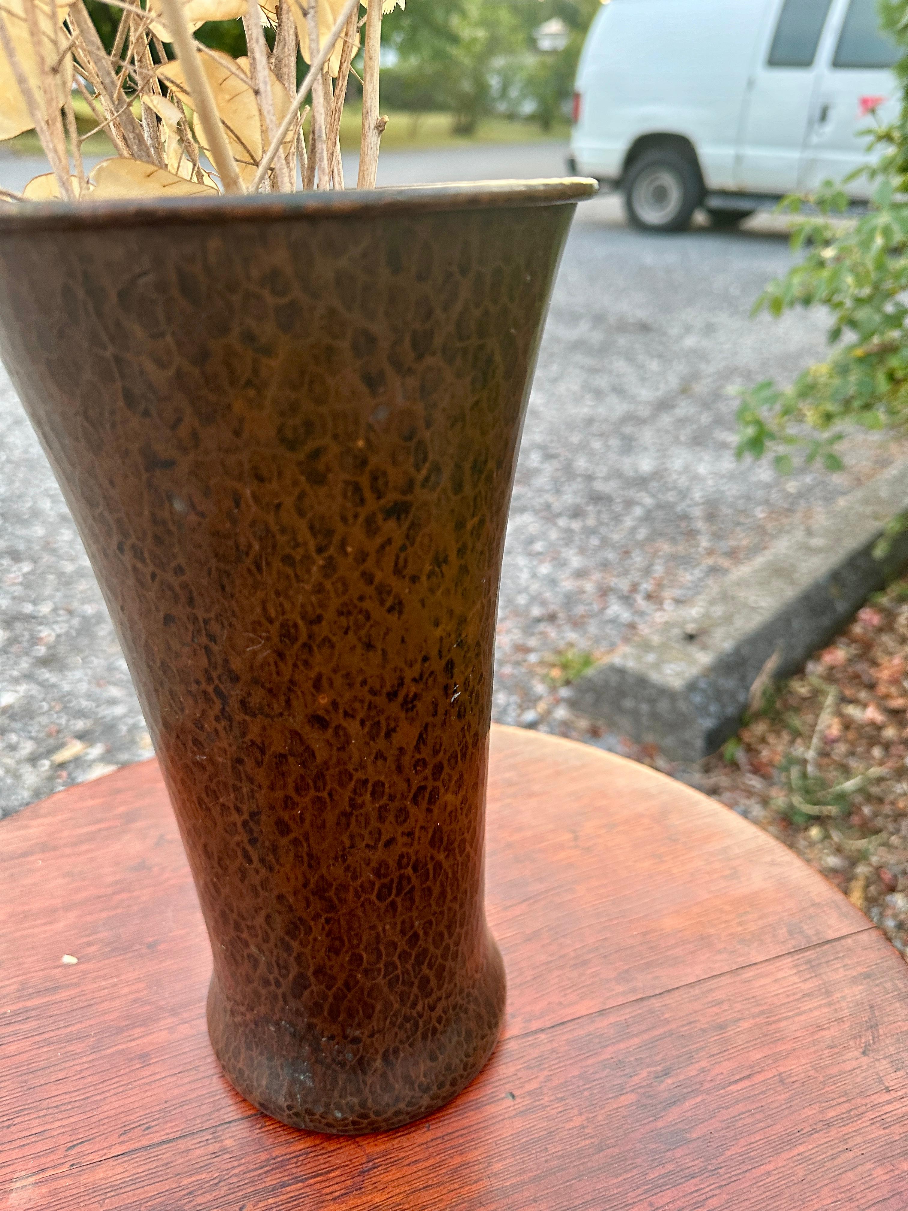 Americano SUPERBO Vaso antico in rame martellato Gustav Stickley - W4444 in vendita
