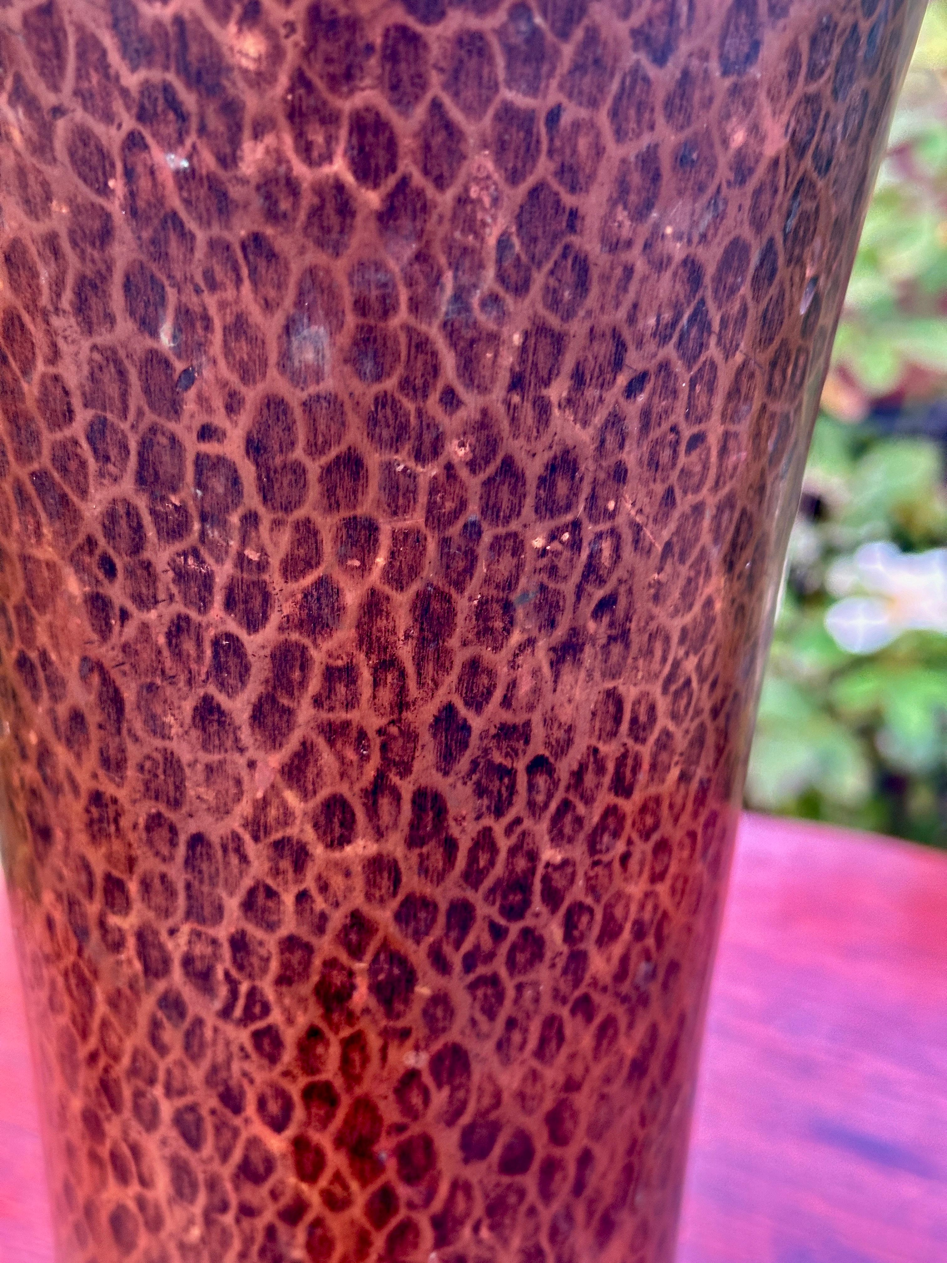 Martellato SUPERBO Vaso antico in rame martellato Gustav Stickley - W4444 in vendita