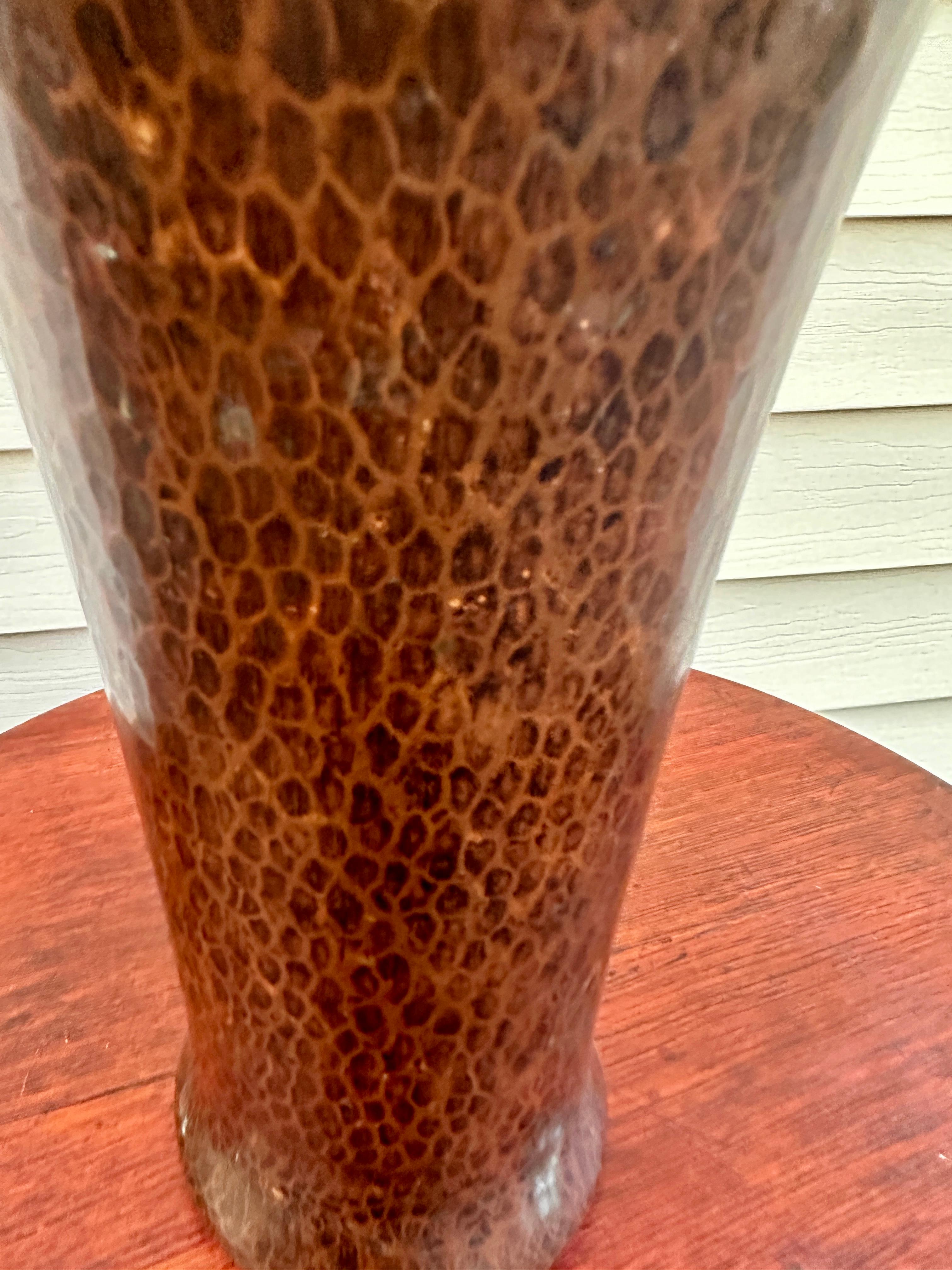 SUPERBO Vaso antico in rame martellato Gustav Stickley - W4444 In condizioni buone in vendita a Shamokin Dam, PA
