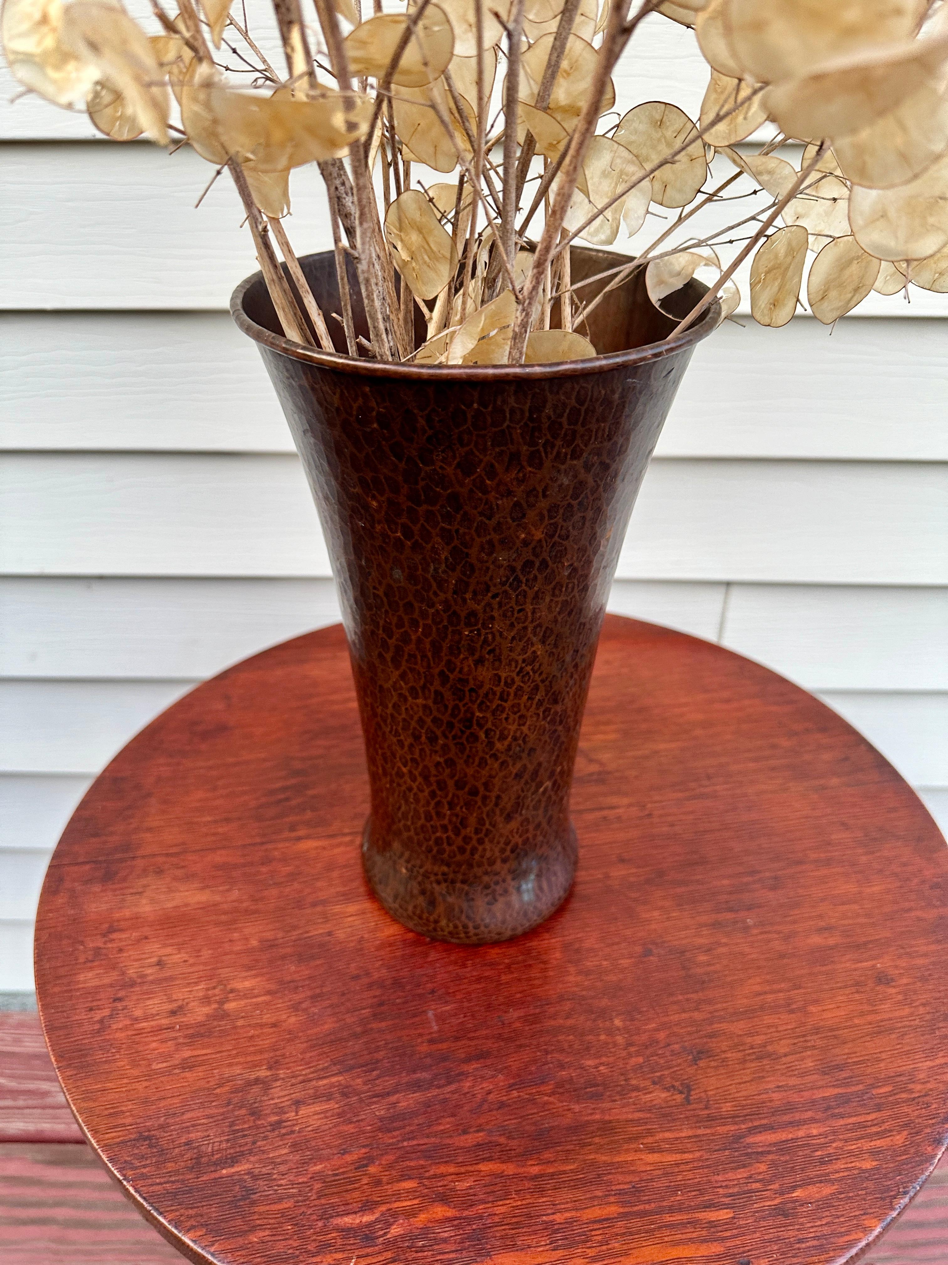 Inizio XX secolo SUPERBO Vaso antico in rame martellato Gustav Stickley - W4444 in vendita